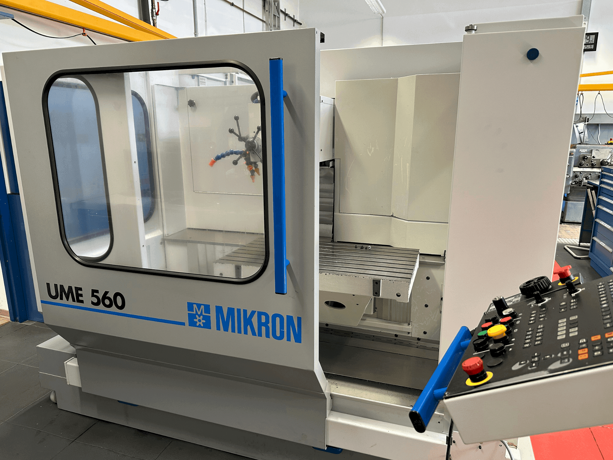 Čelní pohled  na MIKRON UME-560  stroj