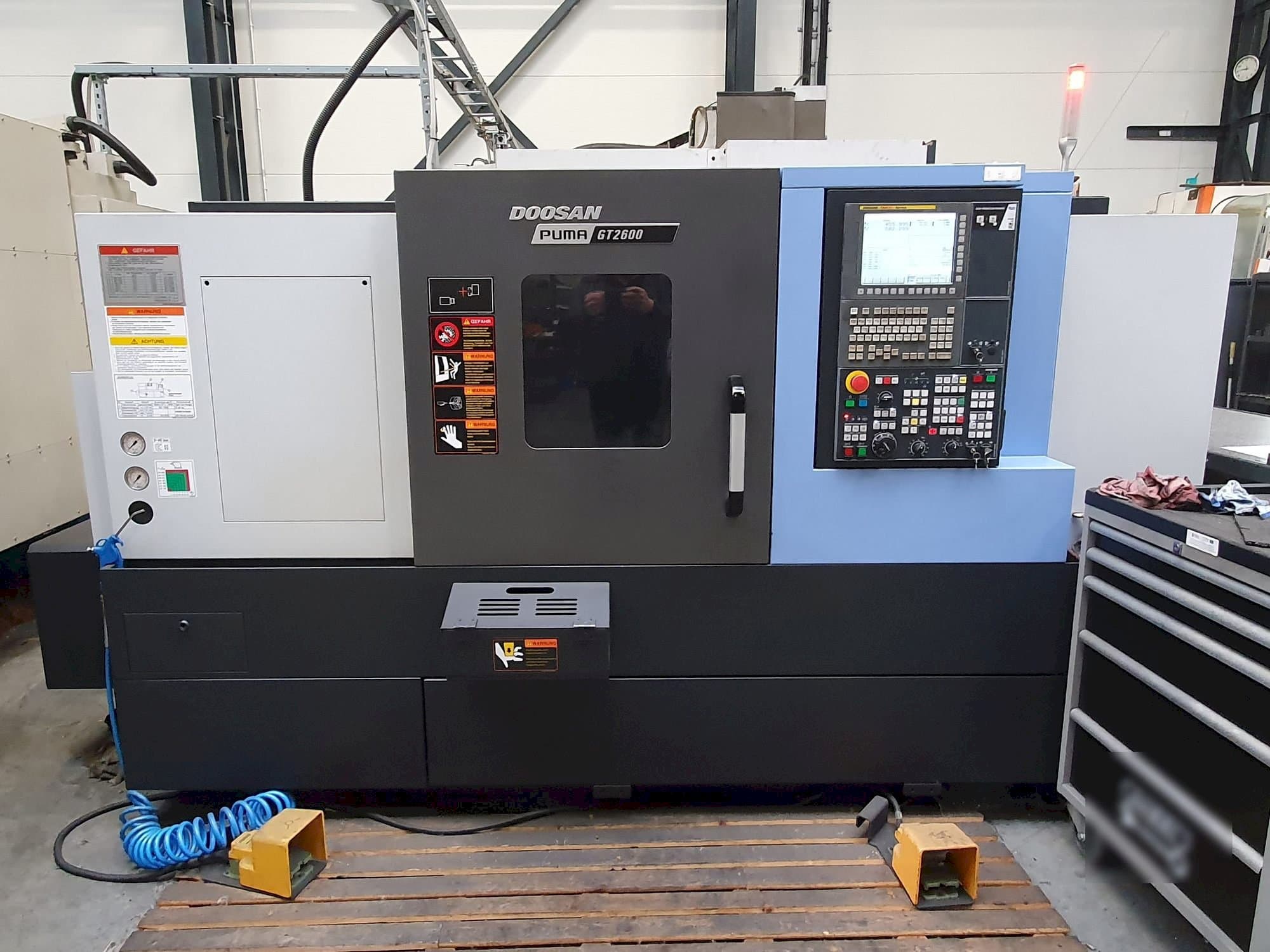 Čelní pohled na Doosan PUMA GT2600 stroj