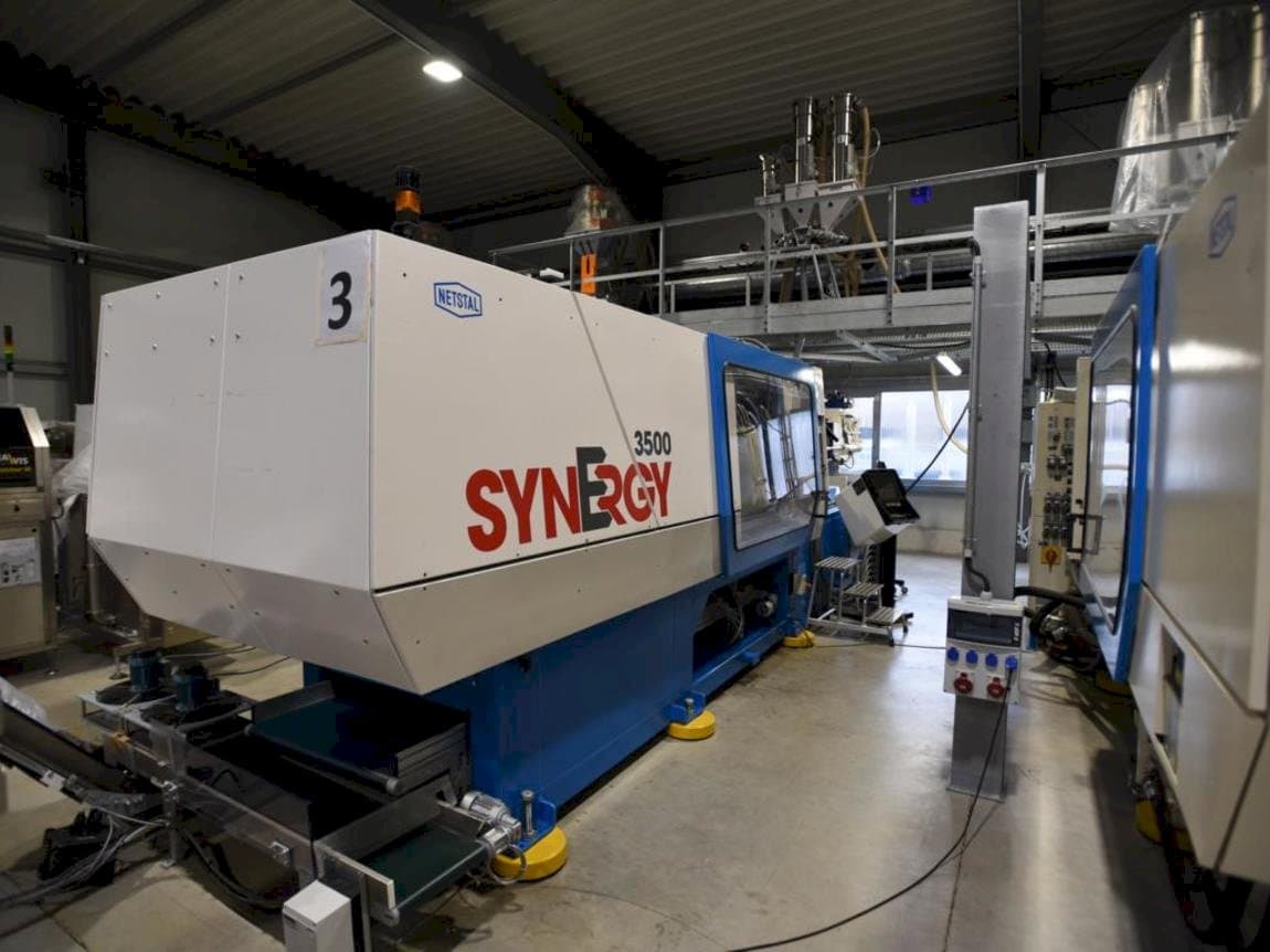 Čelní pohled na Netstal SynErgy 3500-2150 stroj