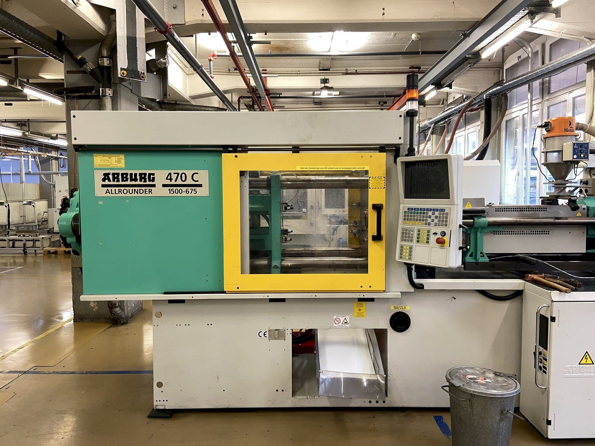 Čelní pohled na Arburg 470C 1500-675 stroj