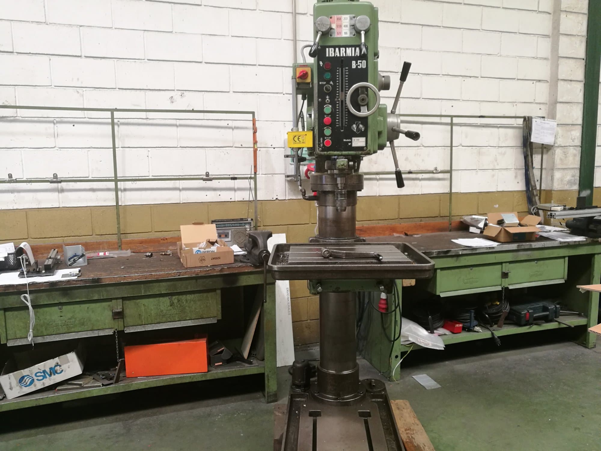 Čelní pohled  1 na IBARMIA B-50 stroj