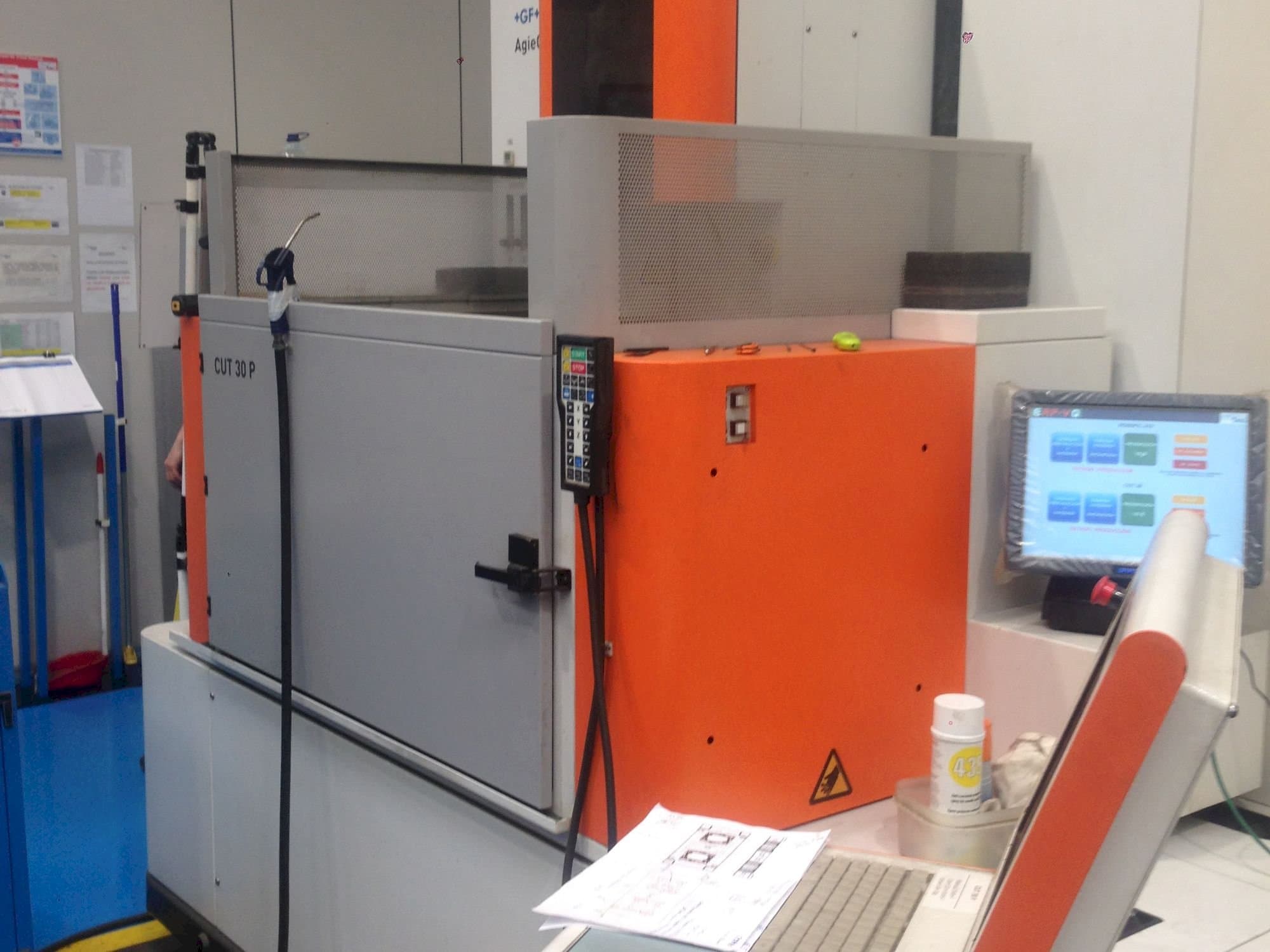 Čelní pohled na CHARMILLES CUT 30P stroj