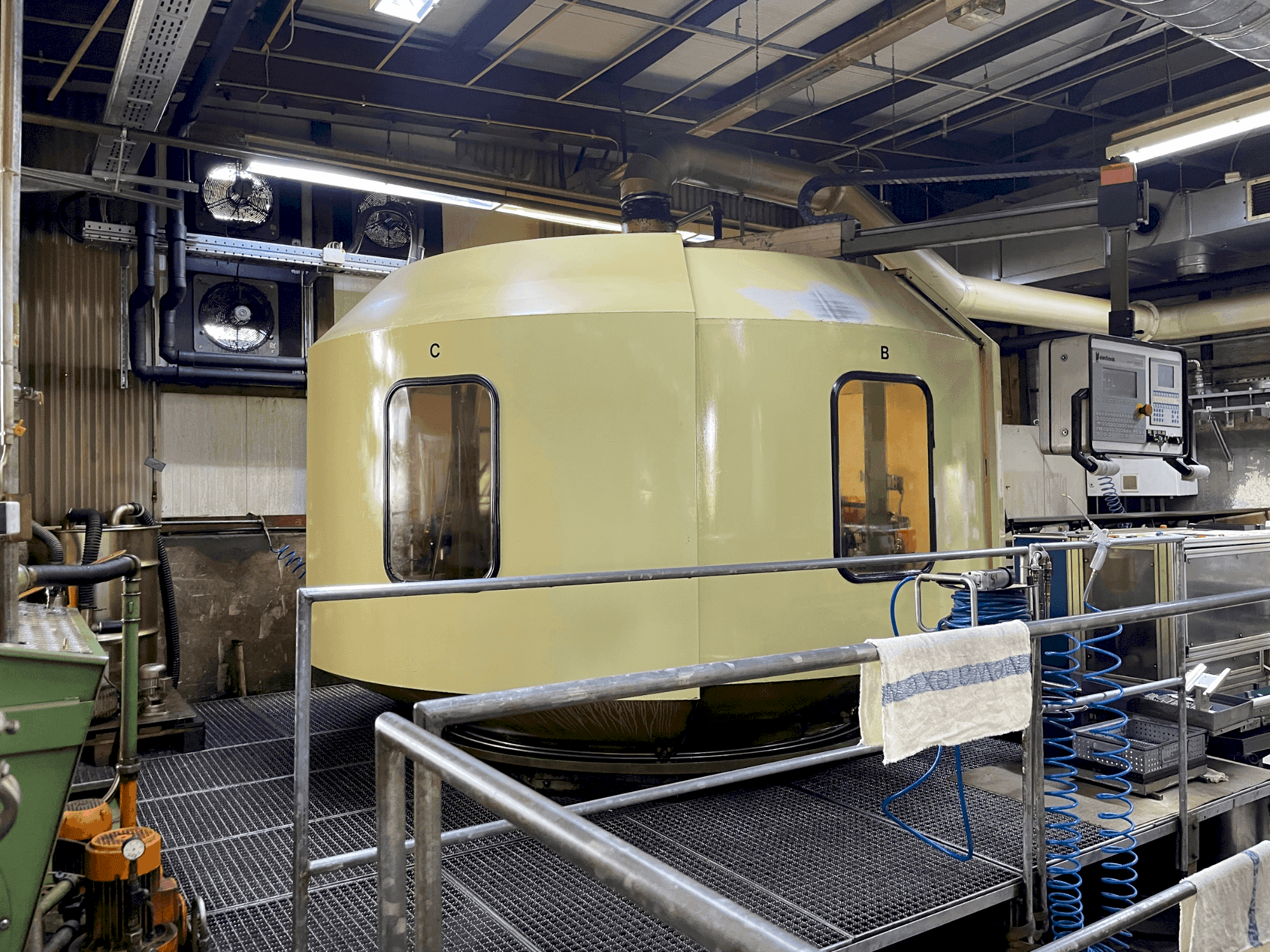 Čelní pohled na HUG RISMAT 157 G-16 F48 stroj