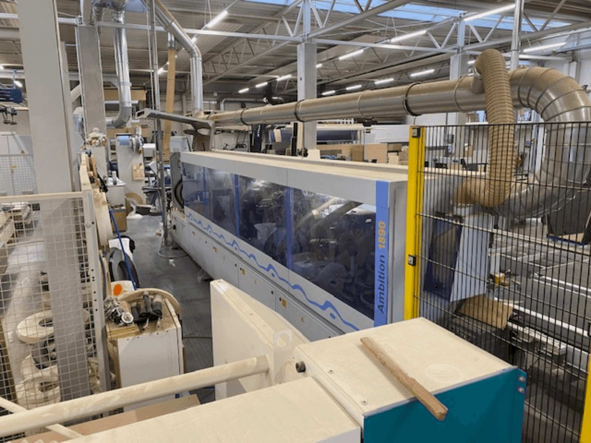 Čelní pohled na BRANDT KDF 890 2CU stroj