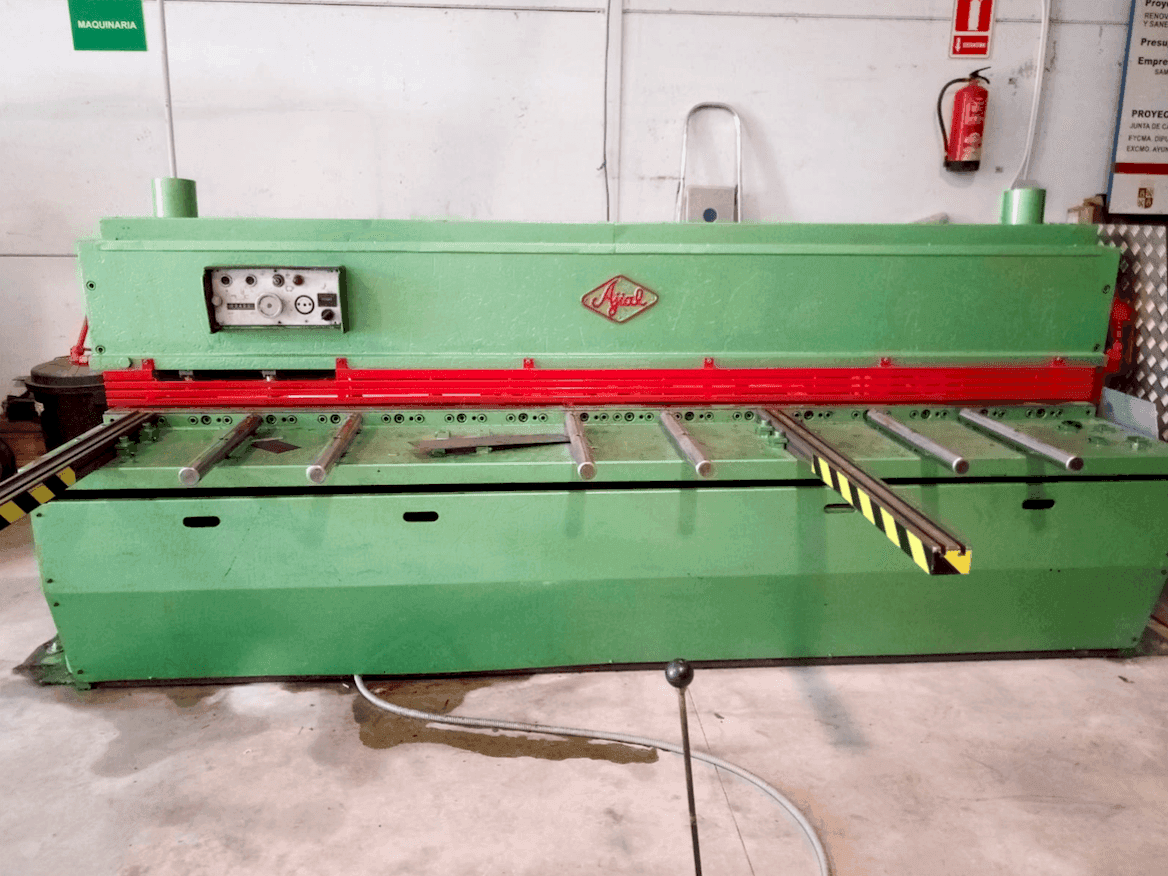 Čelní pohled na Ajial 630 CA stroj