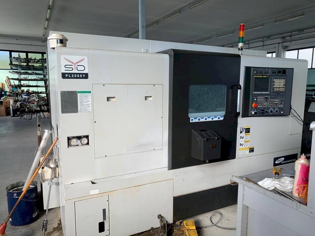Čelní pohled  na SMEC PL 2000Y  stroj