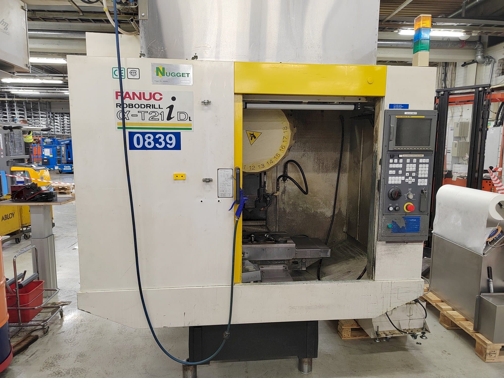 Čelní pohled na FANUC Robodrill Alpha-T21iDL stroj