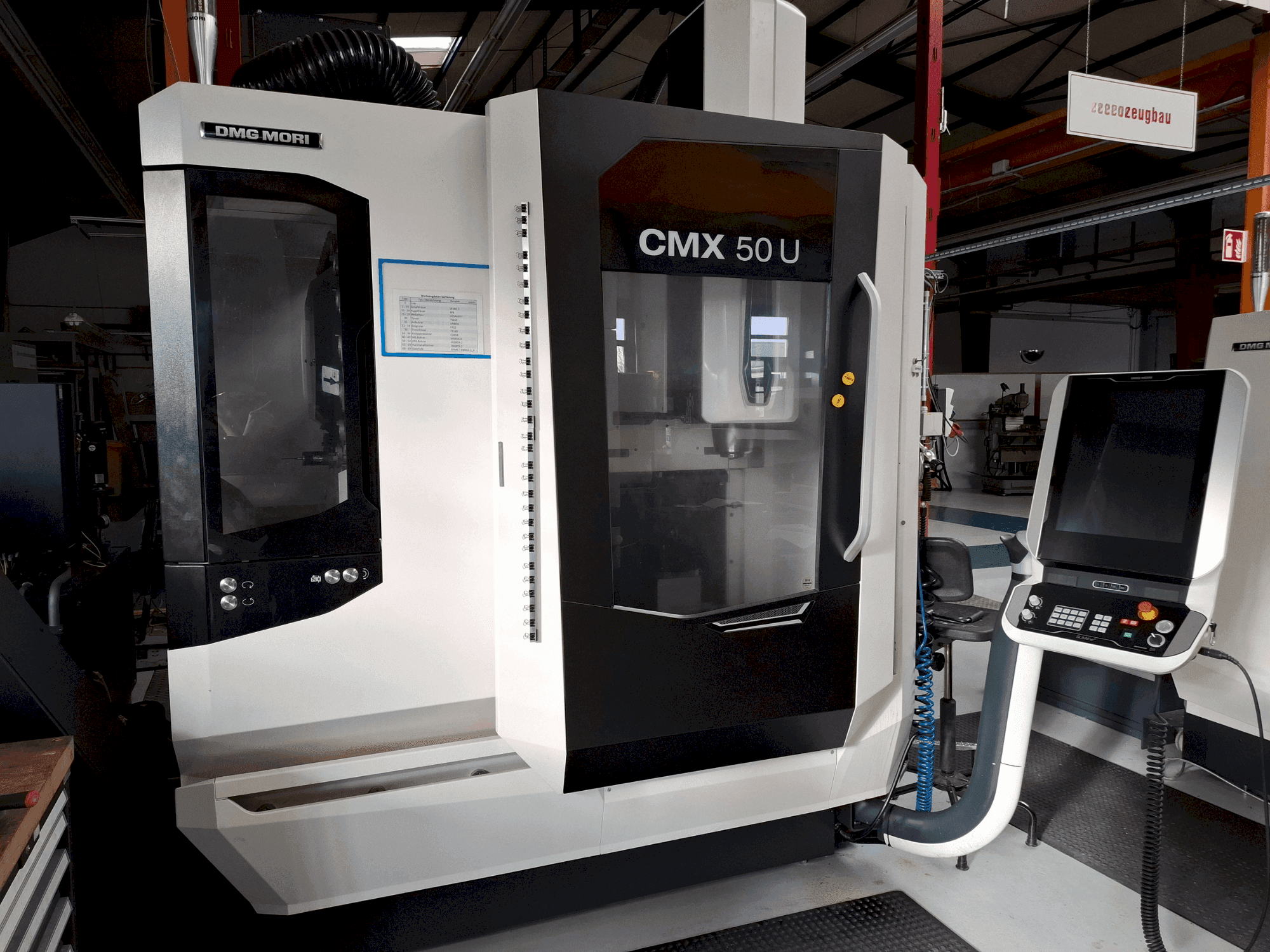 Čelní pohled na DMG MORI CMX 50U stroj