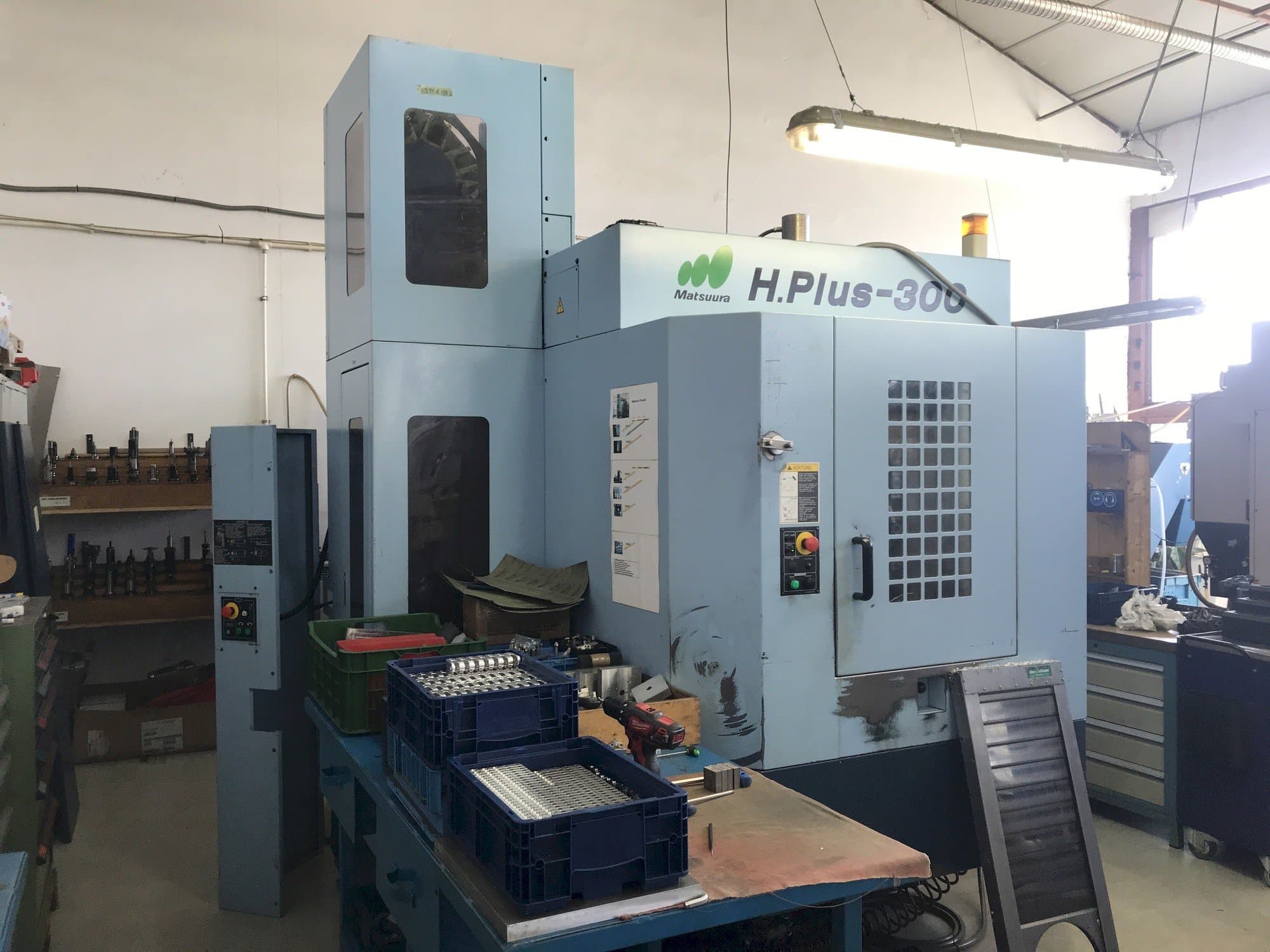 Čelní pohled na Matsuura H.PLUS-300 stroj