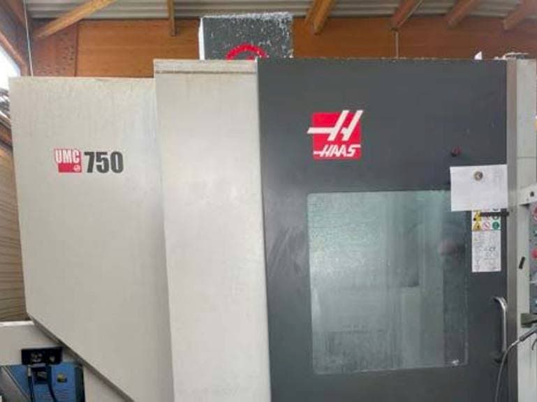 Čelní pohled na HAAS UMC 750 S stroj