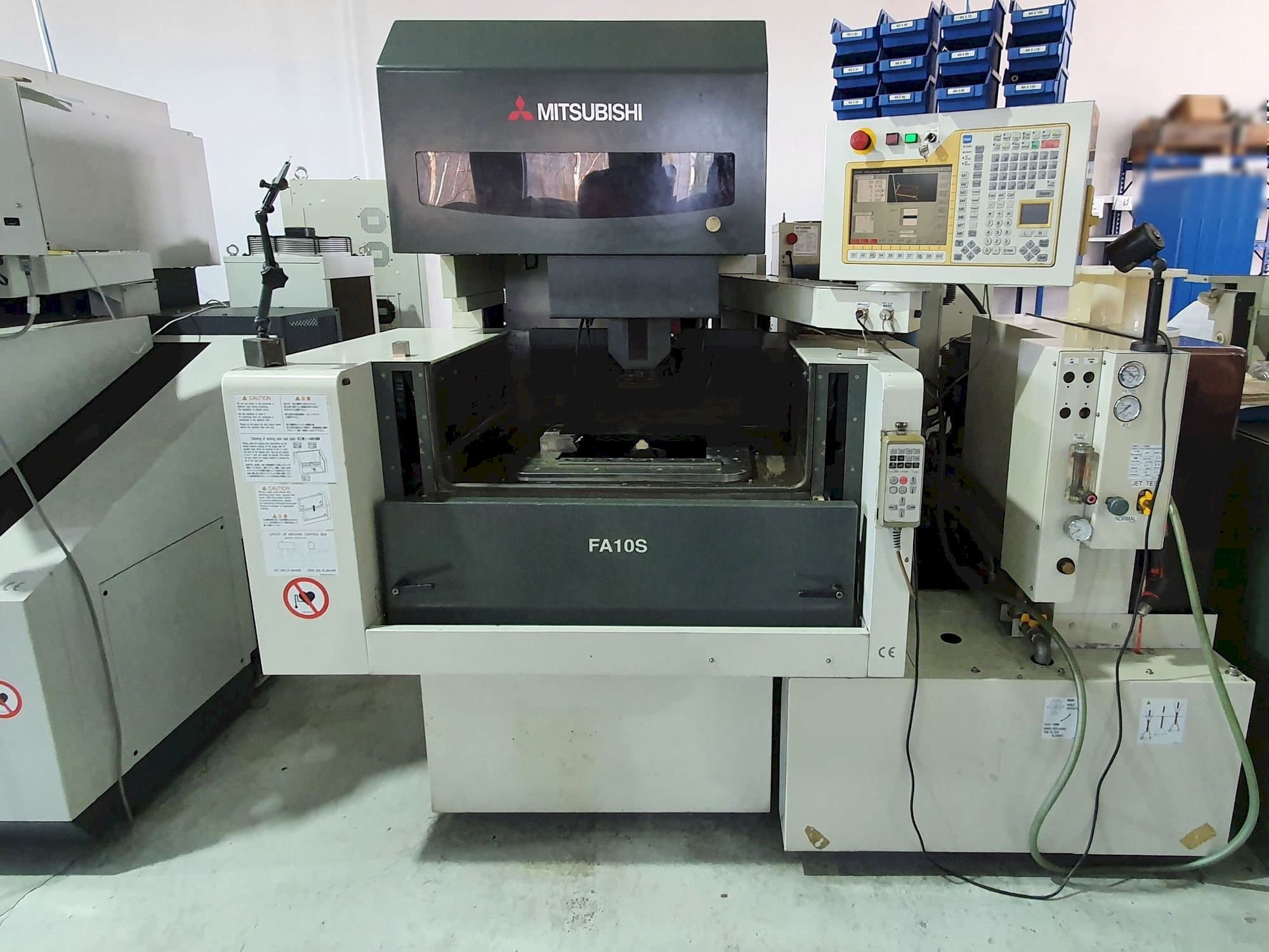 Čelní pohled na Mitsubishi FA10SM stroj