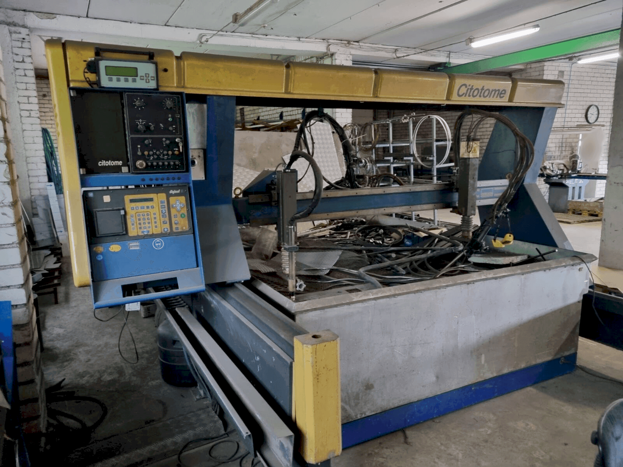 Čelní pohled na Citizen CPM 100R stroj