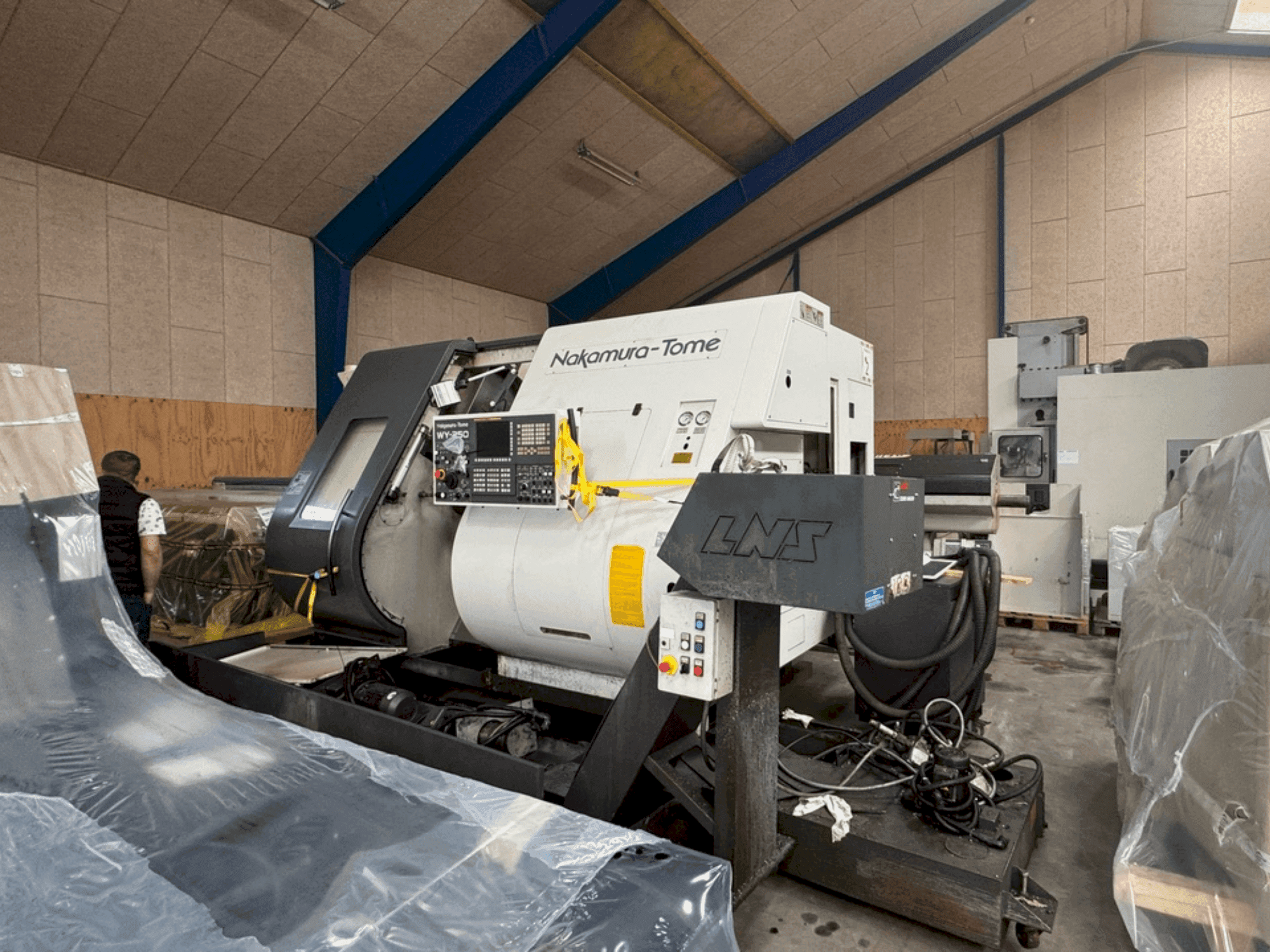 Čelní pohled na NAKAMURA-TOME WY-250 stroj