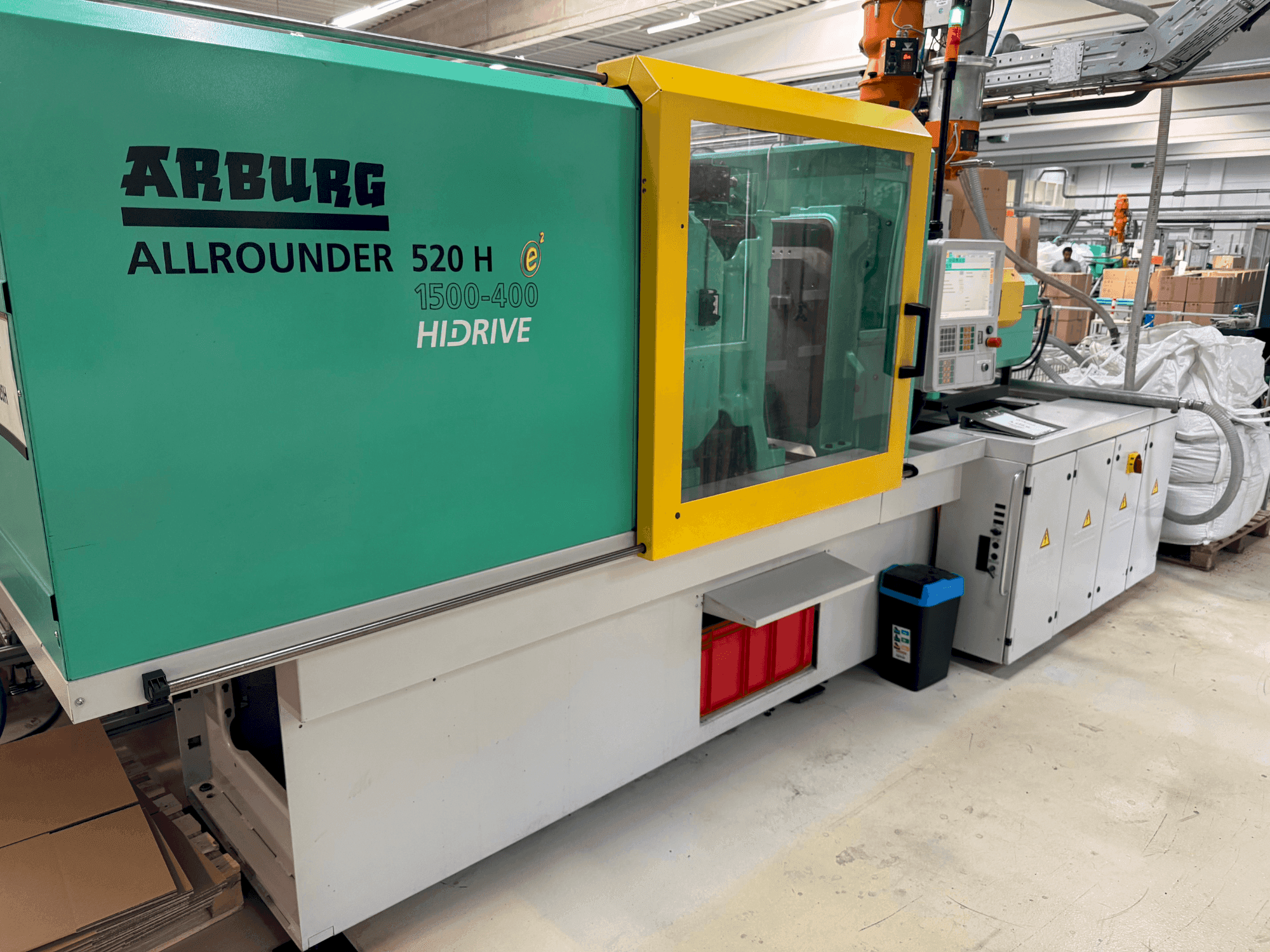 Čelní pohled na Arburg Allrounder 520H stroj
