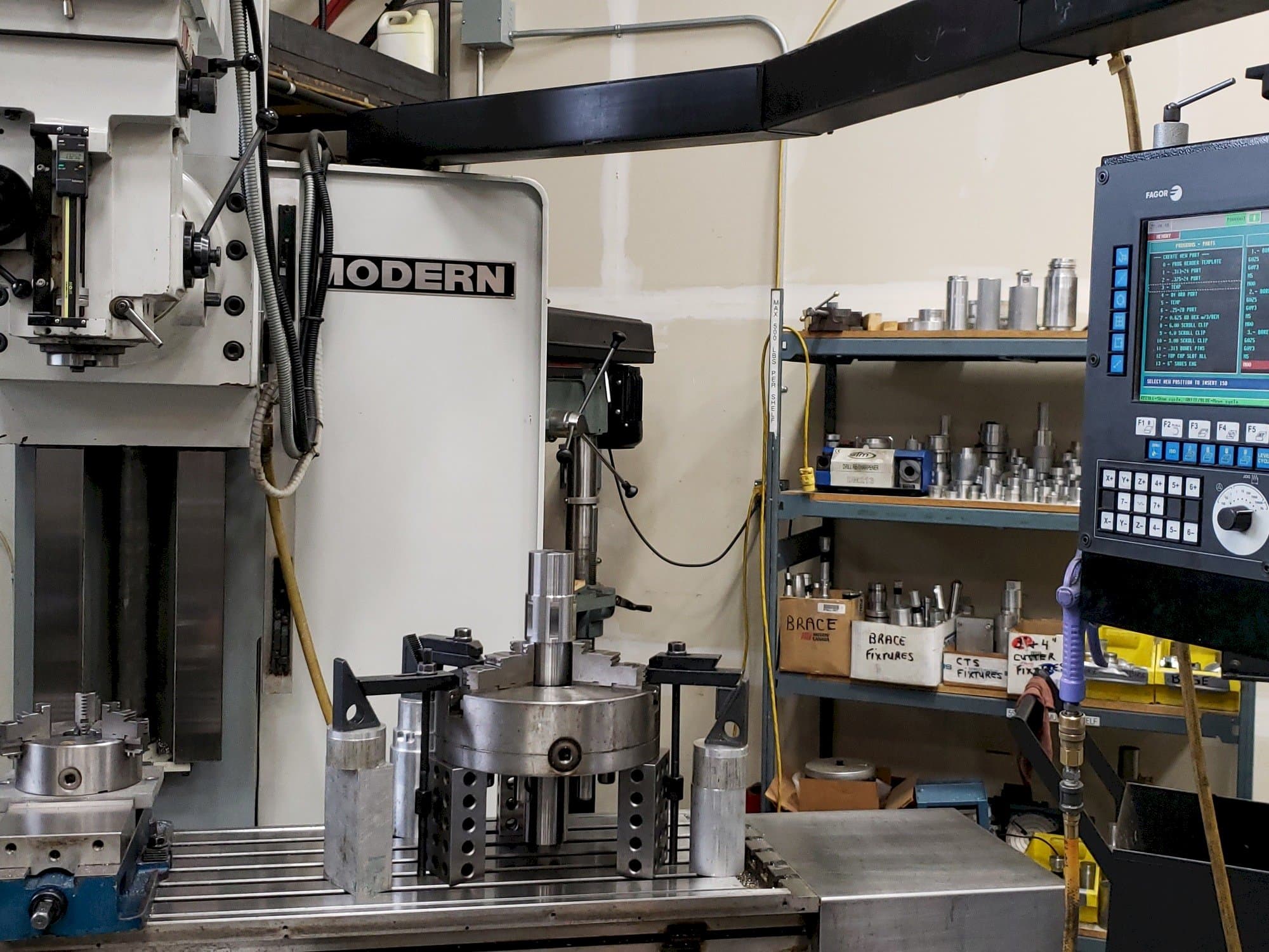 Čelní pohled na Modern MB 20 stroj