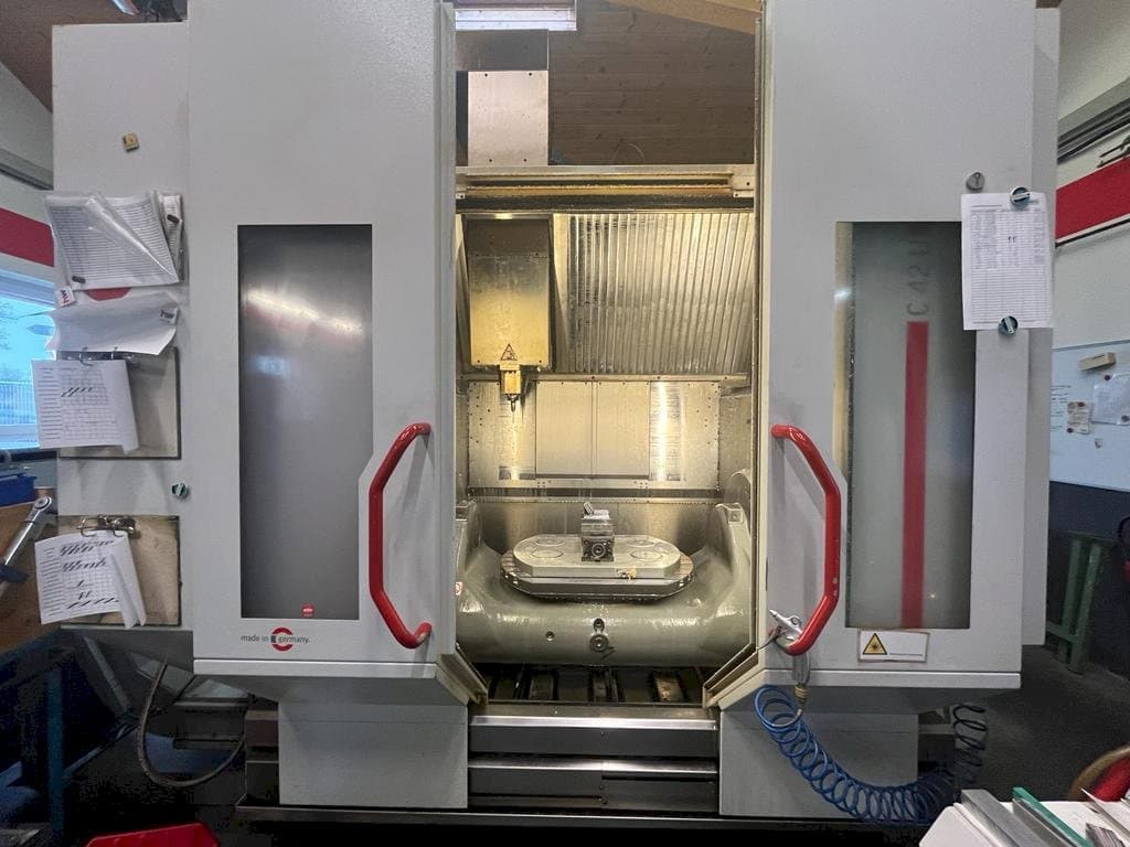 Čelní pohled  na HERMLE C42 U  stroj