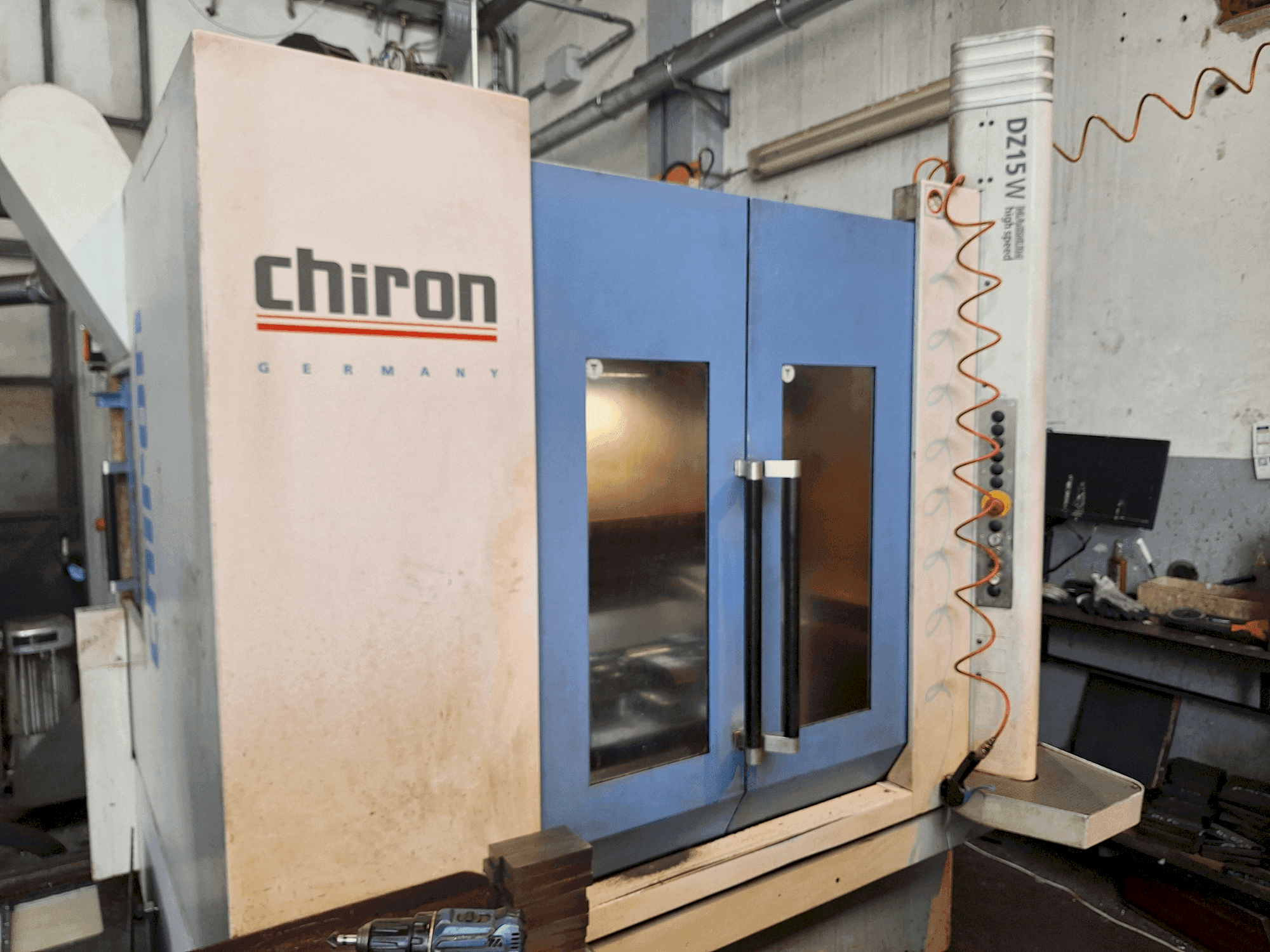 Čelní pohled  na CHIRON DZ15W Magnum  stroj