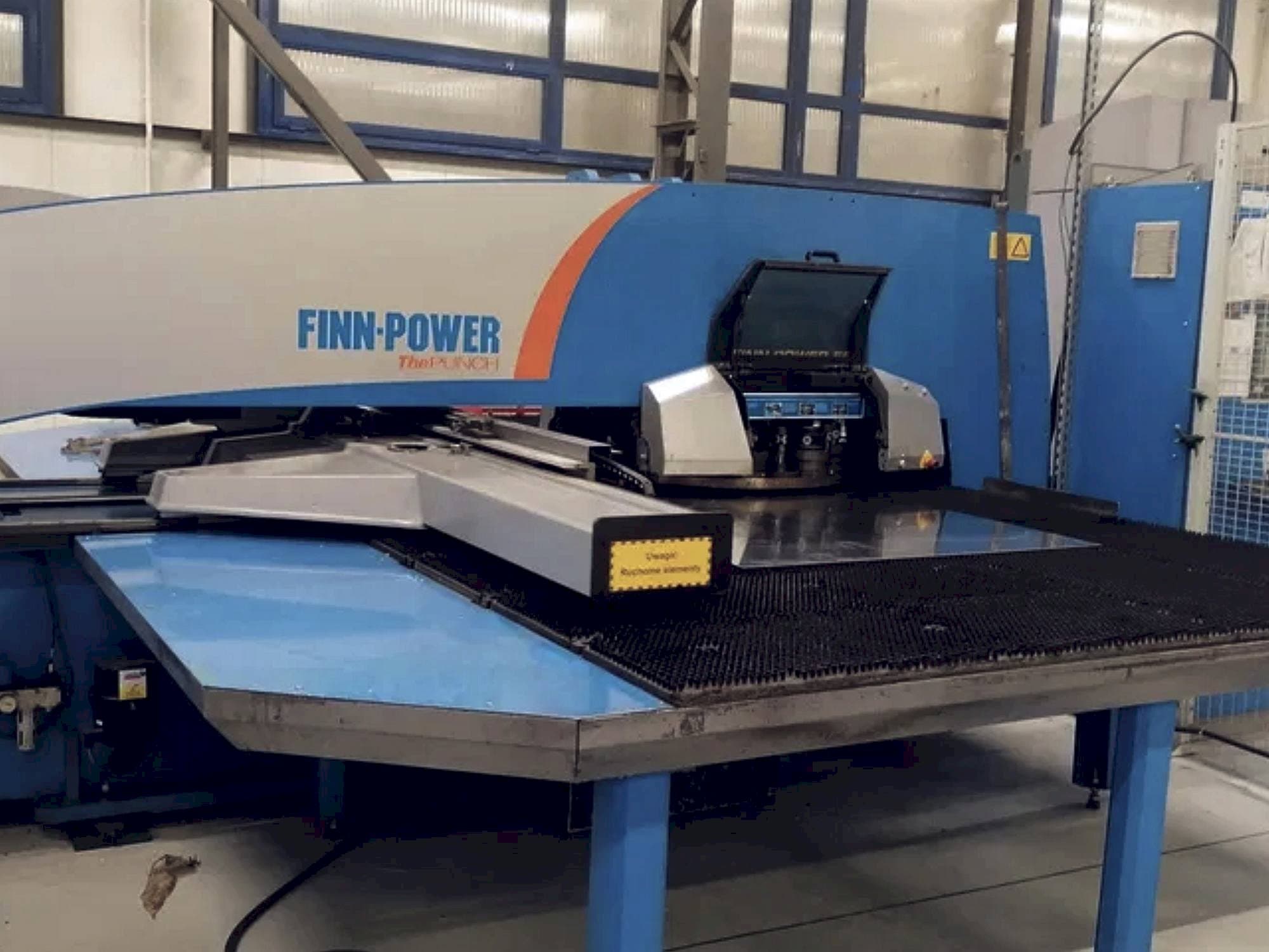 Čelní pohled na Finn-Power E5x stroj