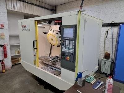 Pravý boční pohled na FANUC ROBODRILL α-T14iFib stroj