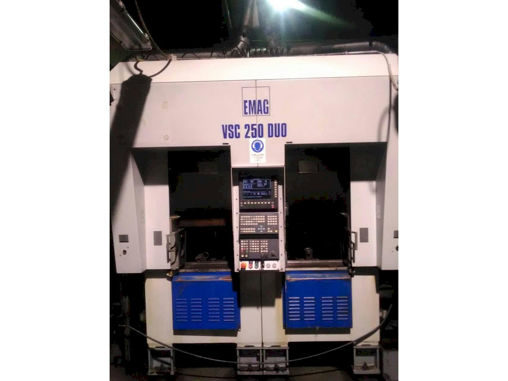 Čelní pohled  na EMAG VSC 250 Duo  stroj