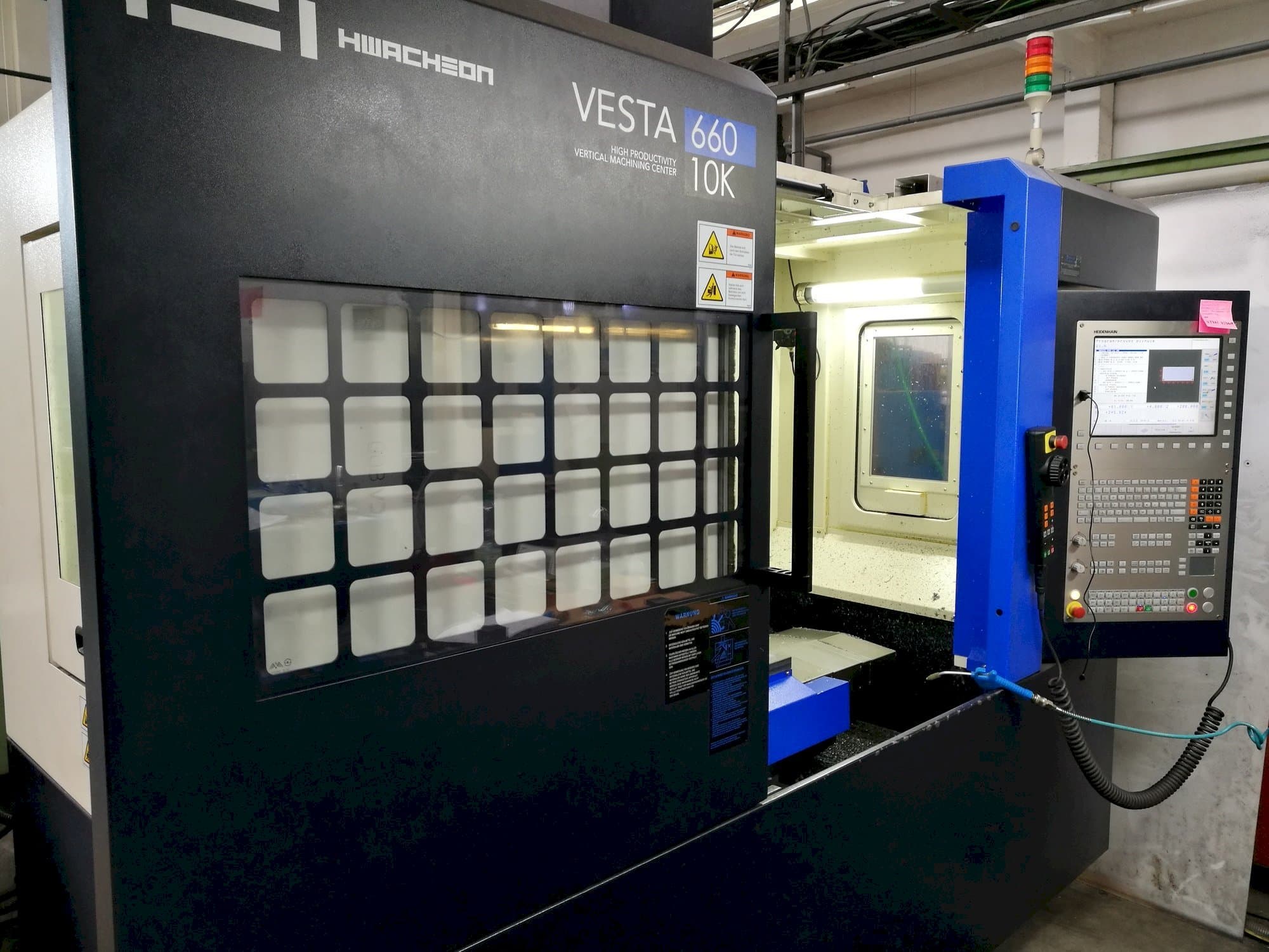 Čelní pohled na HWACHEON Vesta-600 stroj