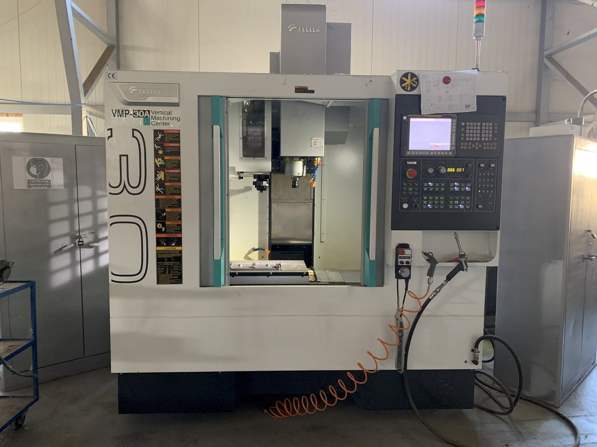 Čelní pohled na Feeler VMP 30 stroj