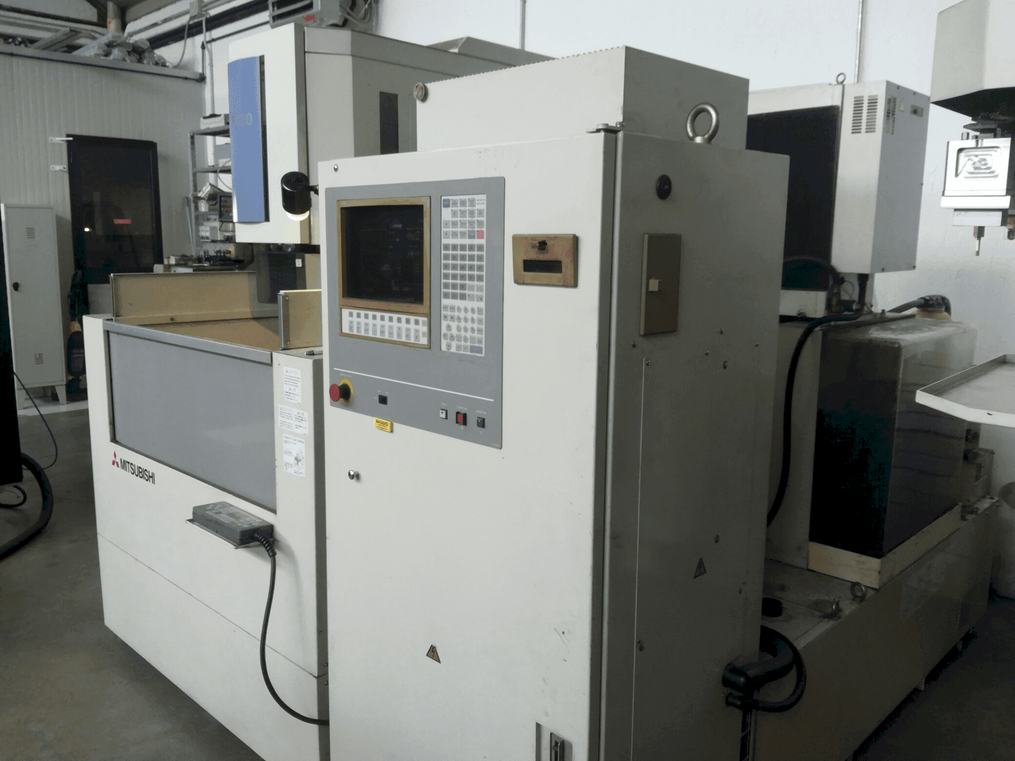 Čelní pohled na Mitsubishi FX 20 stroj