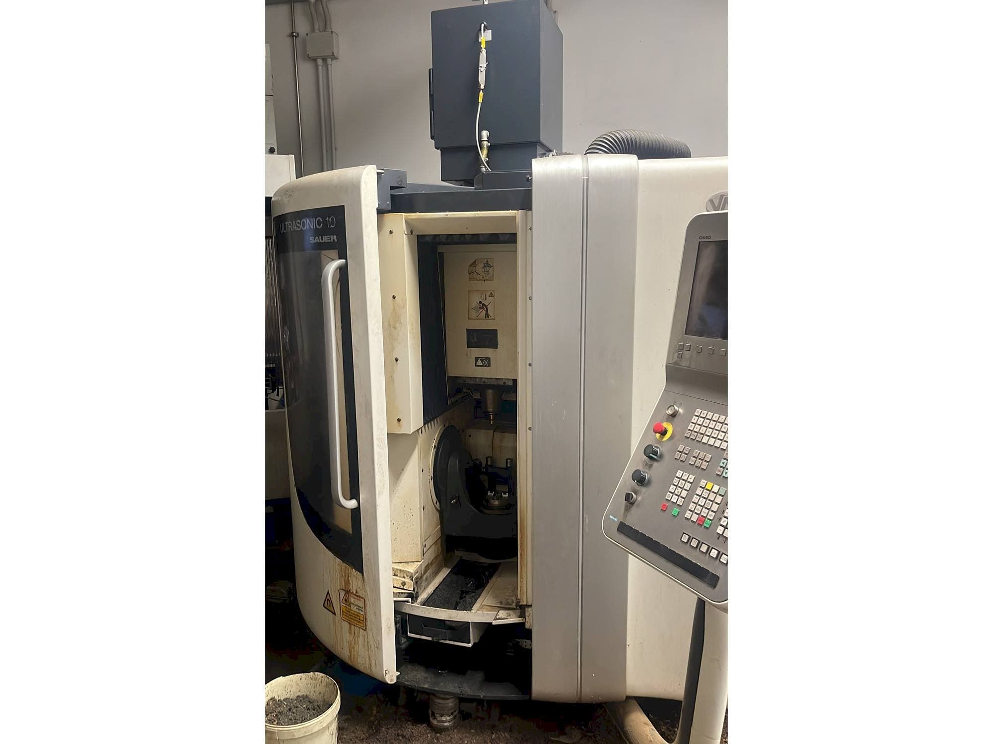 Čelní pohled  na DMG ultrasonic 10 sauer  stroj