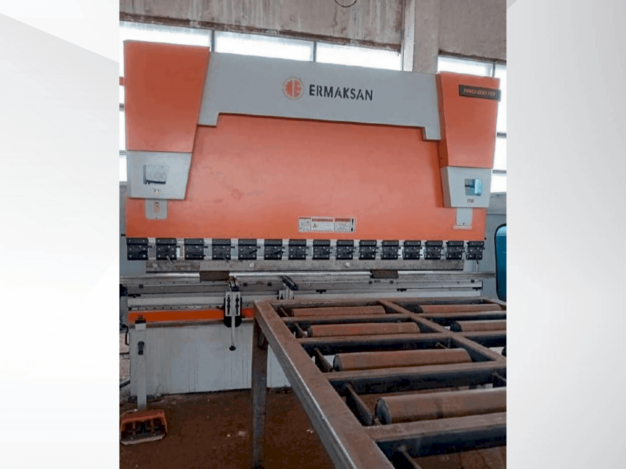 Čelní pohled  na ERMAKSAN POWER BEND PRO 3100-175  stroj