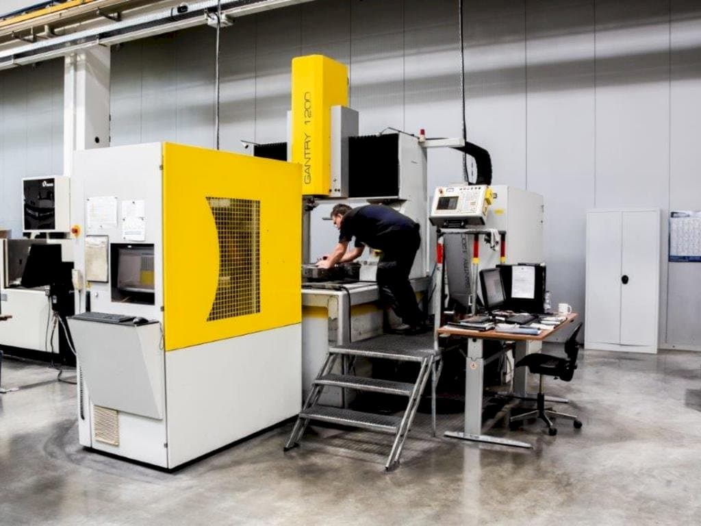 Čelní pohled na OPS-INGERSOLL Gantry 1200 stroj