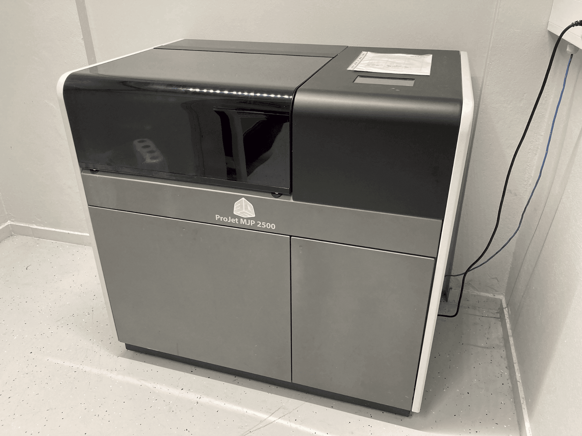 Čelní pohled  na 3DSYSTEMS Projet 2500 Plus  stroj