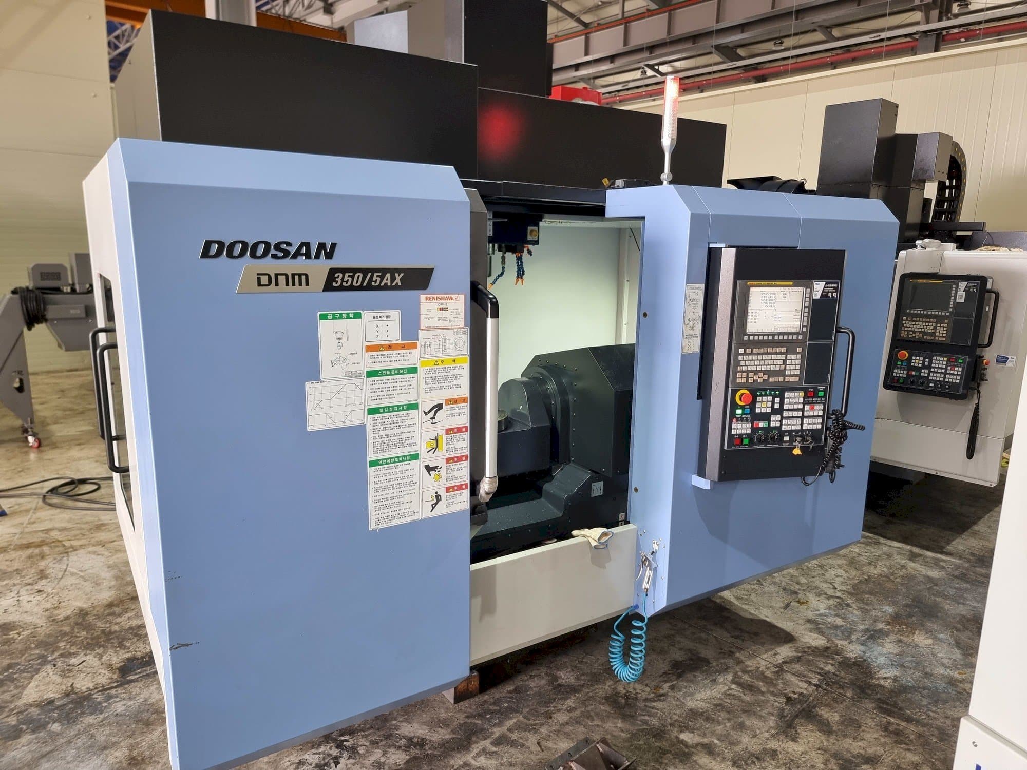 Čelní pohled na Doosan DNM350/5AX stroj