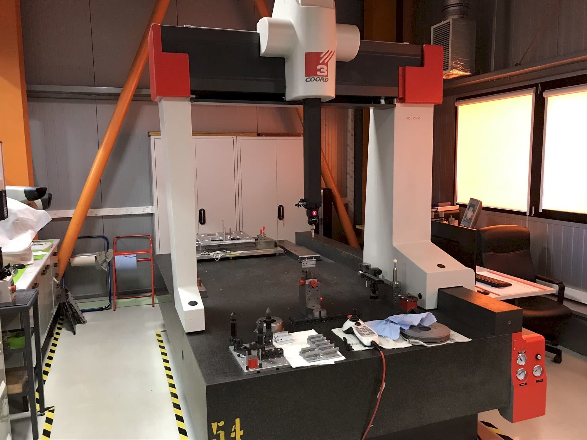 Čelní pohled na Coord3 MC16 20-10-10 stroj