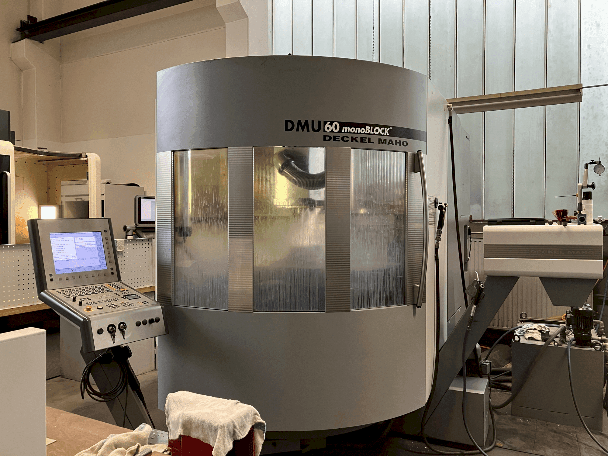 Čelní pohled  na DMG DMU 60 monoBlock  stroj