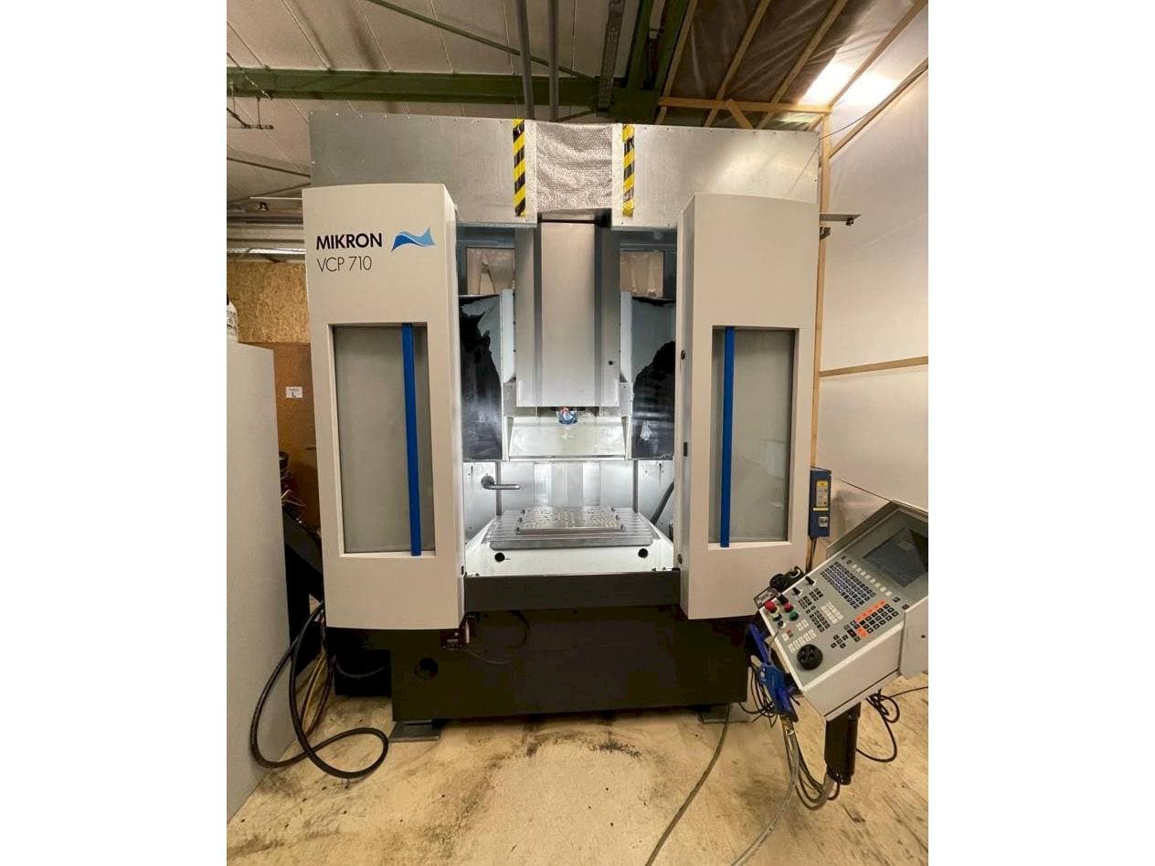 Čelní pohled na MIKRON VCP 710 stroj