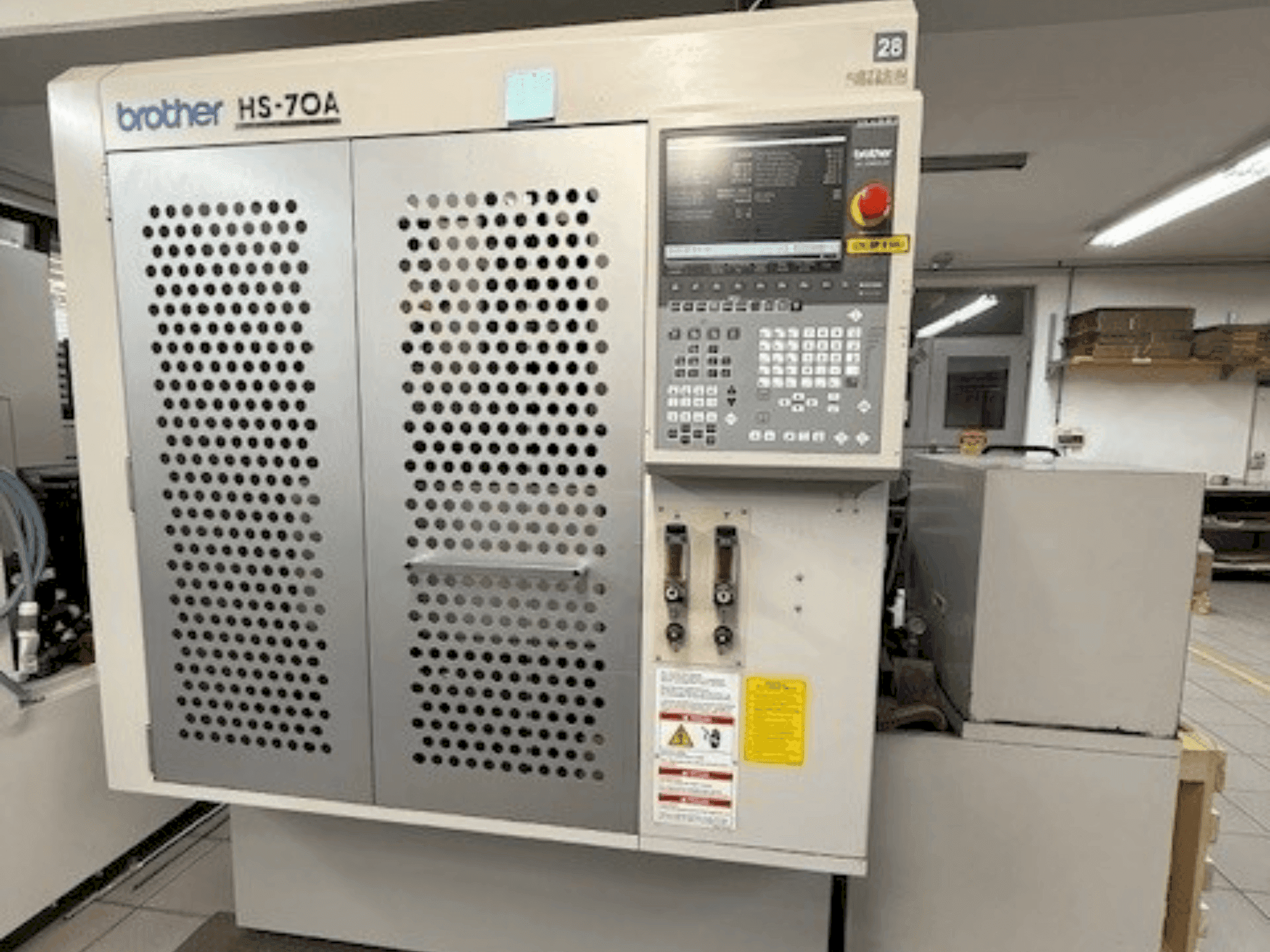 Čelní pohled na Brother HS-70A stroj