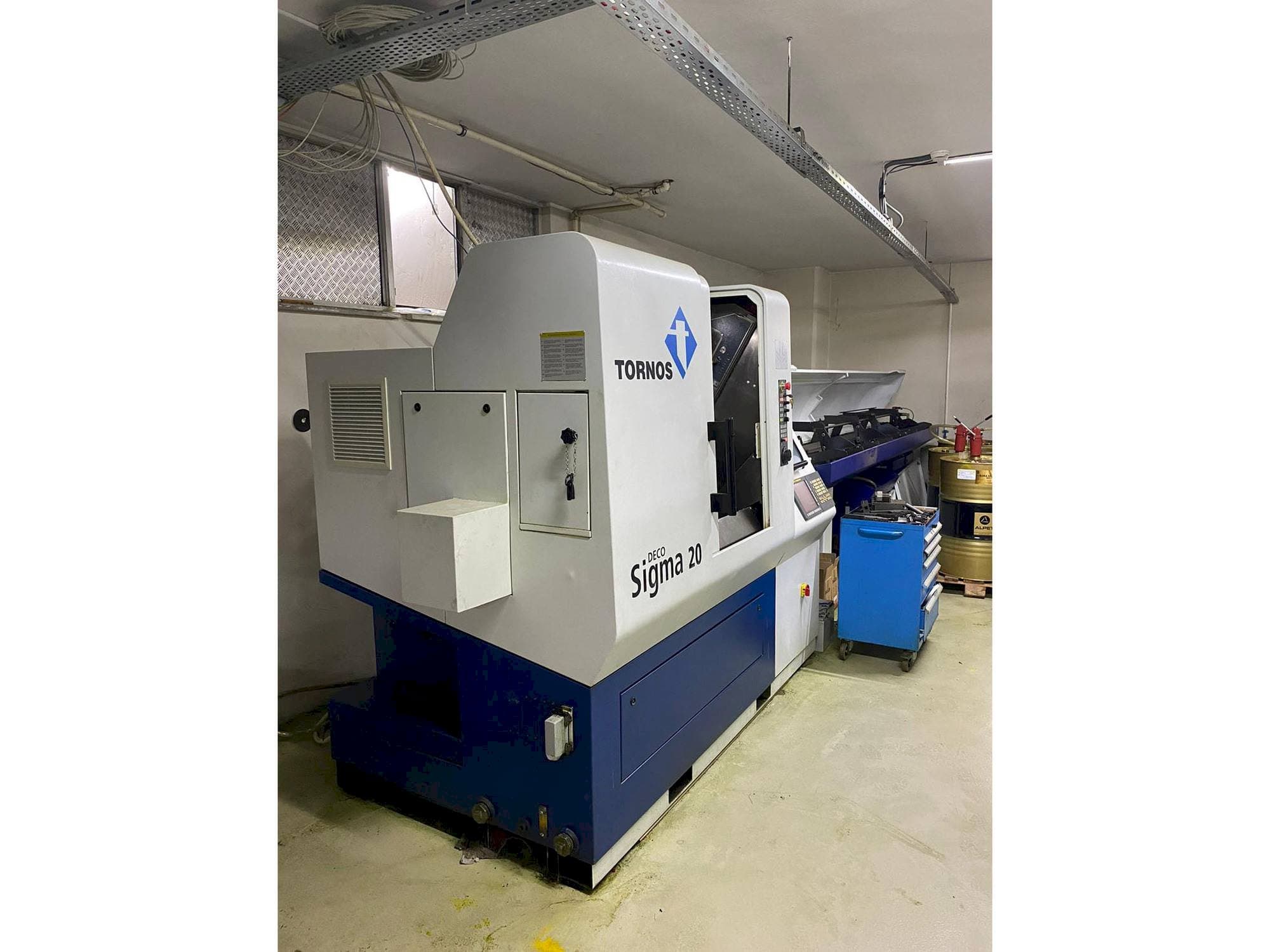 Levý boční pohled na Tornos Delta Sigma 20 stroj