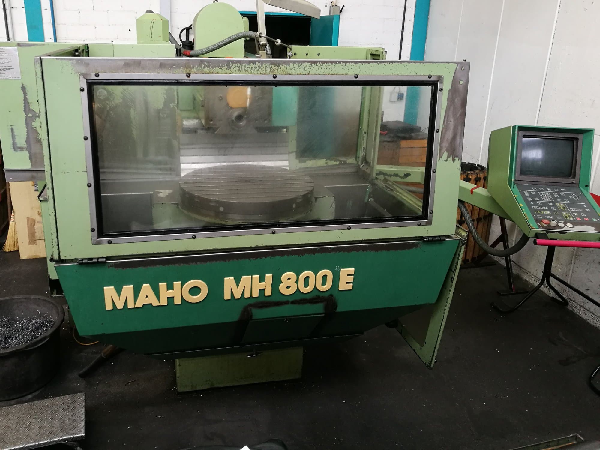 Čelní pohled  na Maho MH 800 E stroj