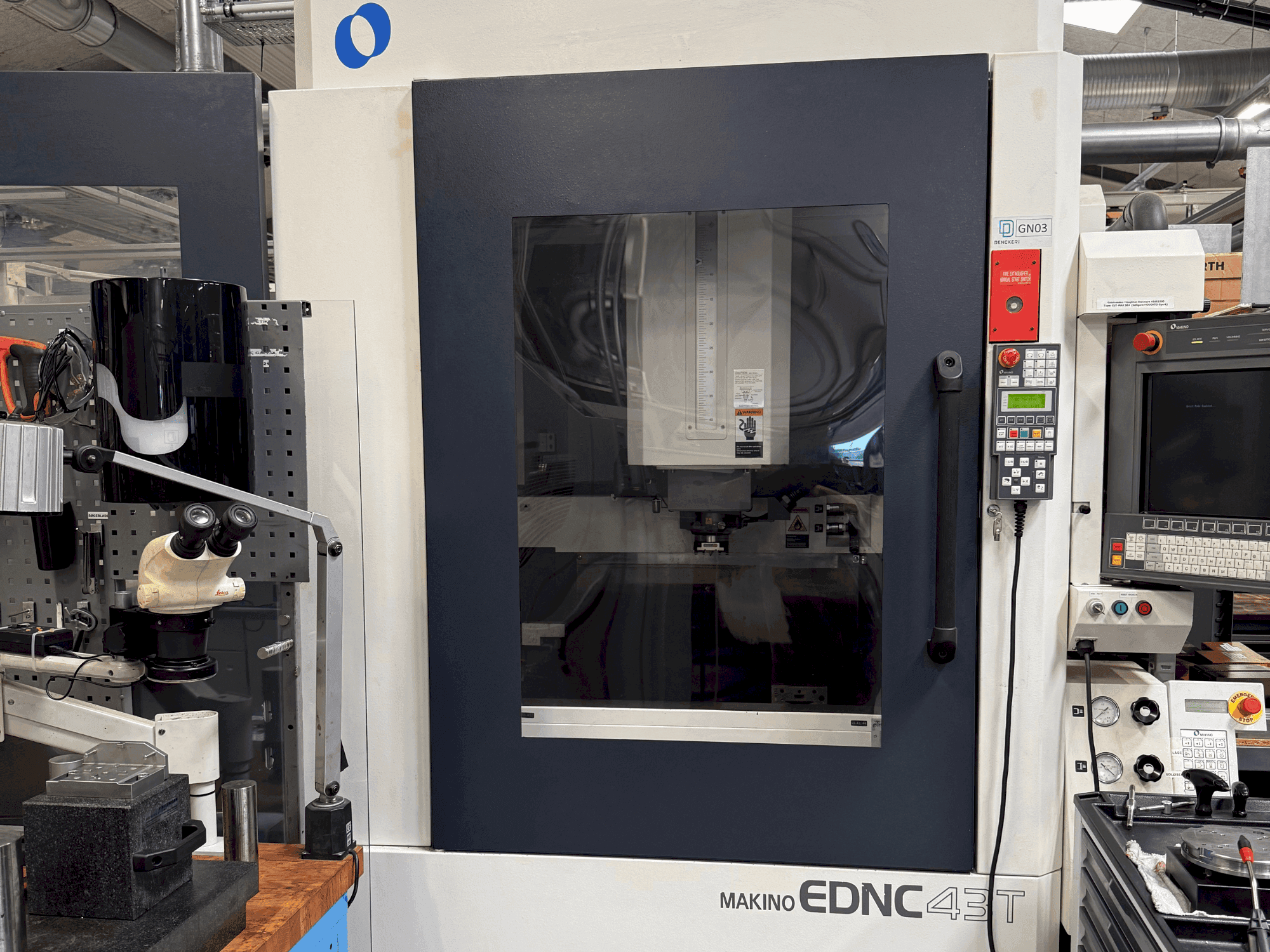 Čelní pohled na Makino EDNC 43T incl. Erowa Robot 120 pcs stroj
