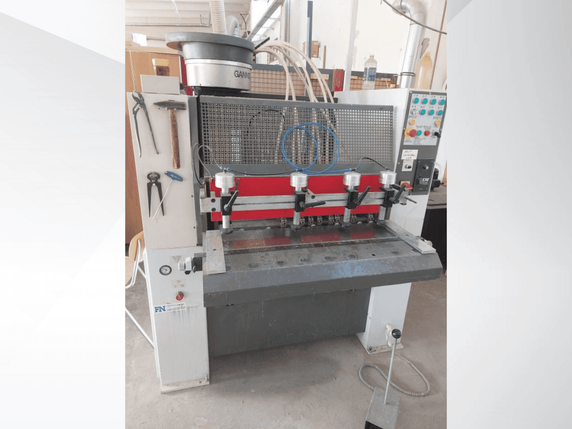 Čelní pohled  na GANNOMAT Elite 25  stroj