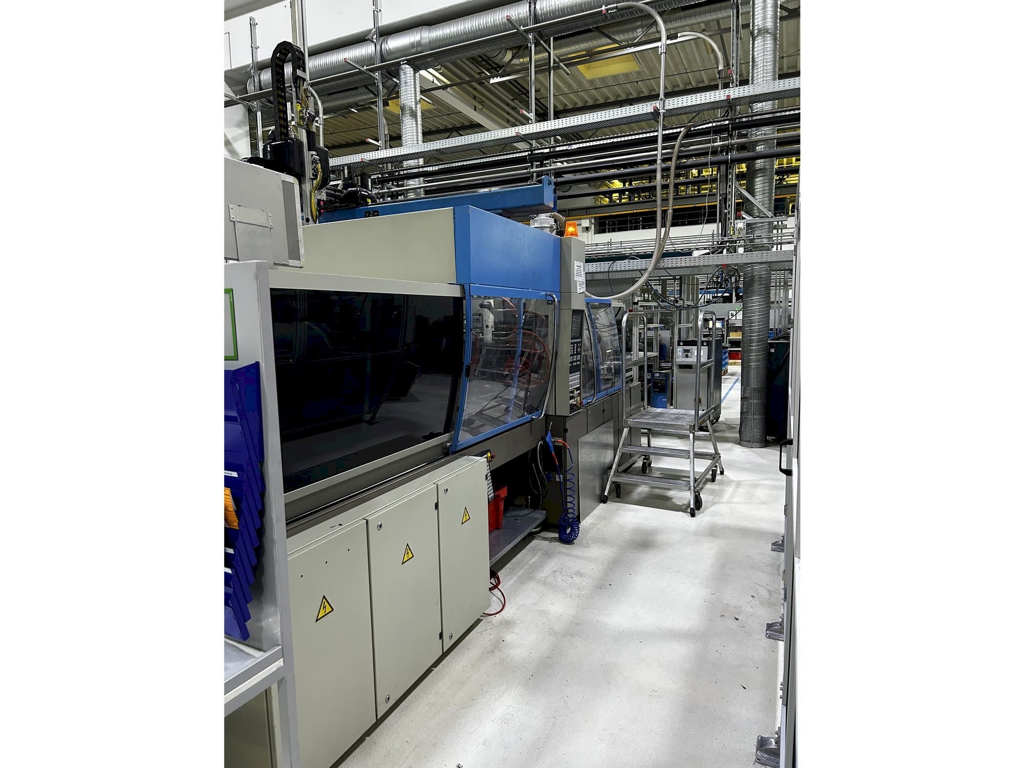 Čelní pohled na Engel ES 750/175 HL stroj