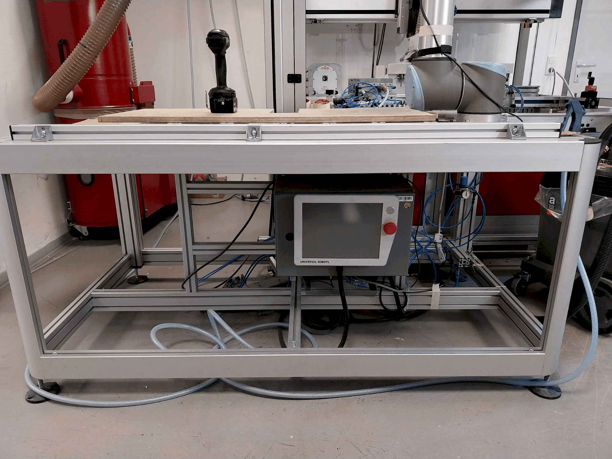 Čelní pohled  na Universal Robots UR10 CB  stroj