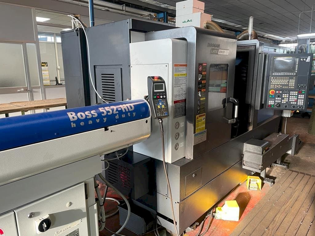 Čelní pohled na Doosan LYNX 220LSY stroj