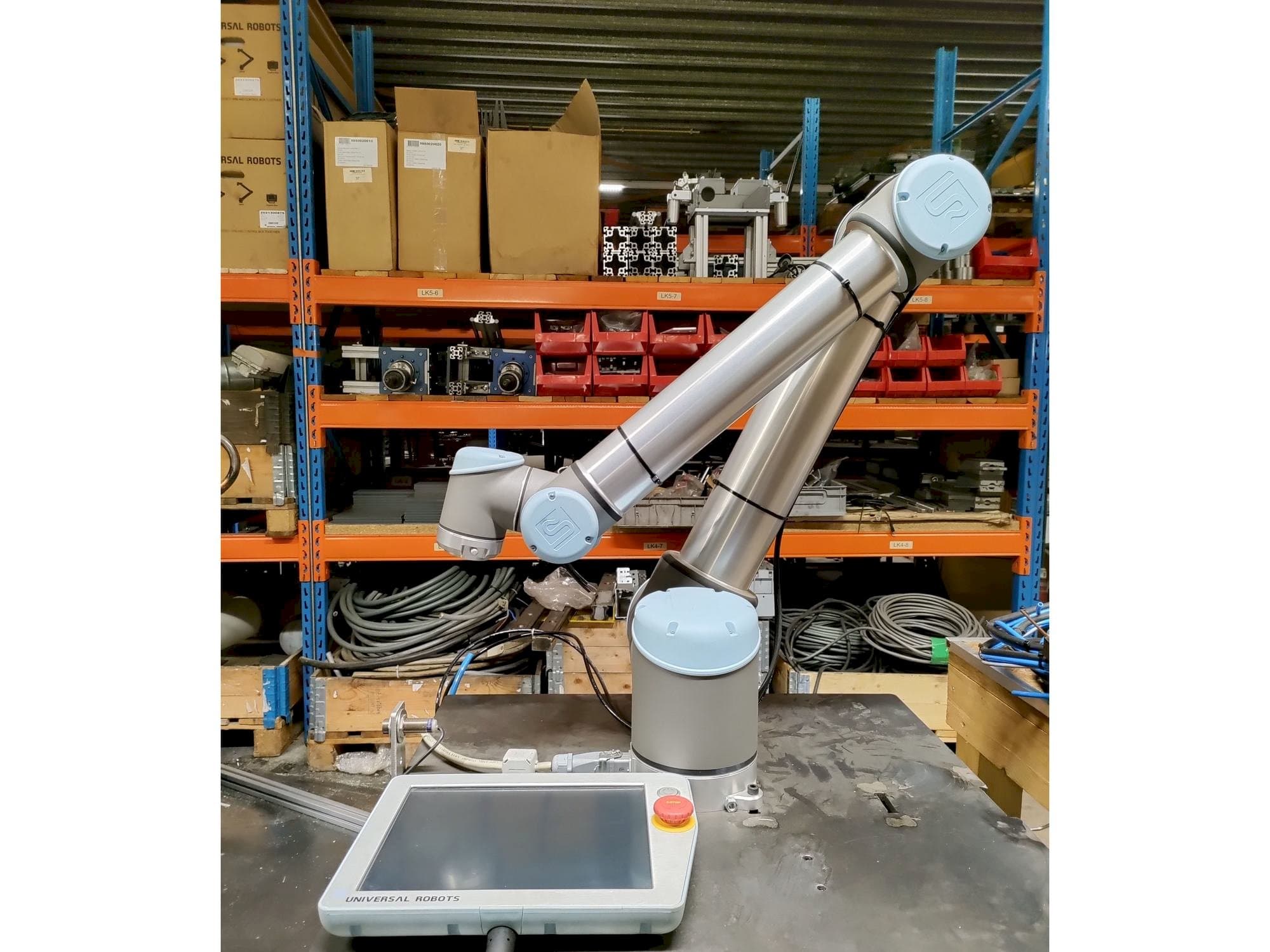 Čelní pohled  na Universal Robots UR10  stroj