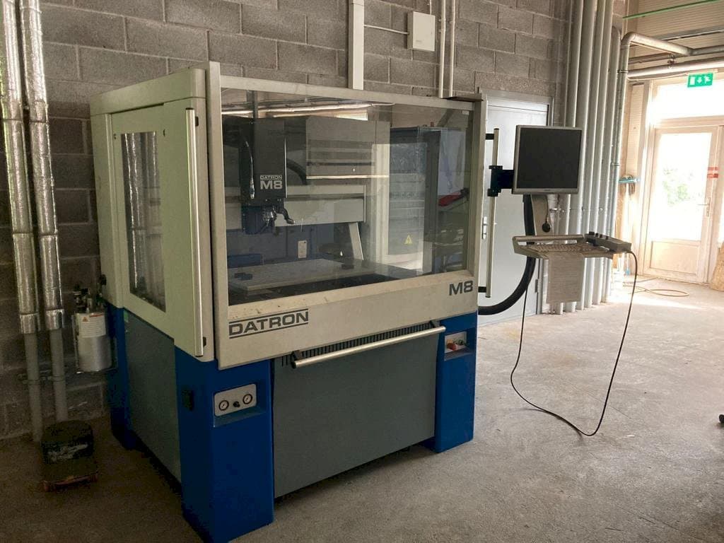 Čelní pohled na Datron M8A stroj