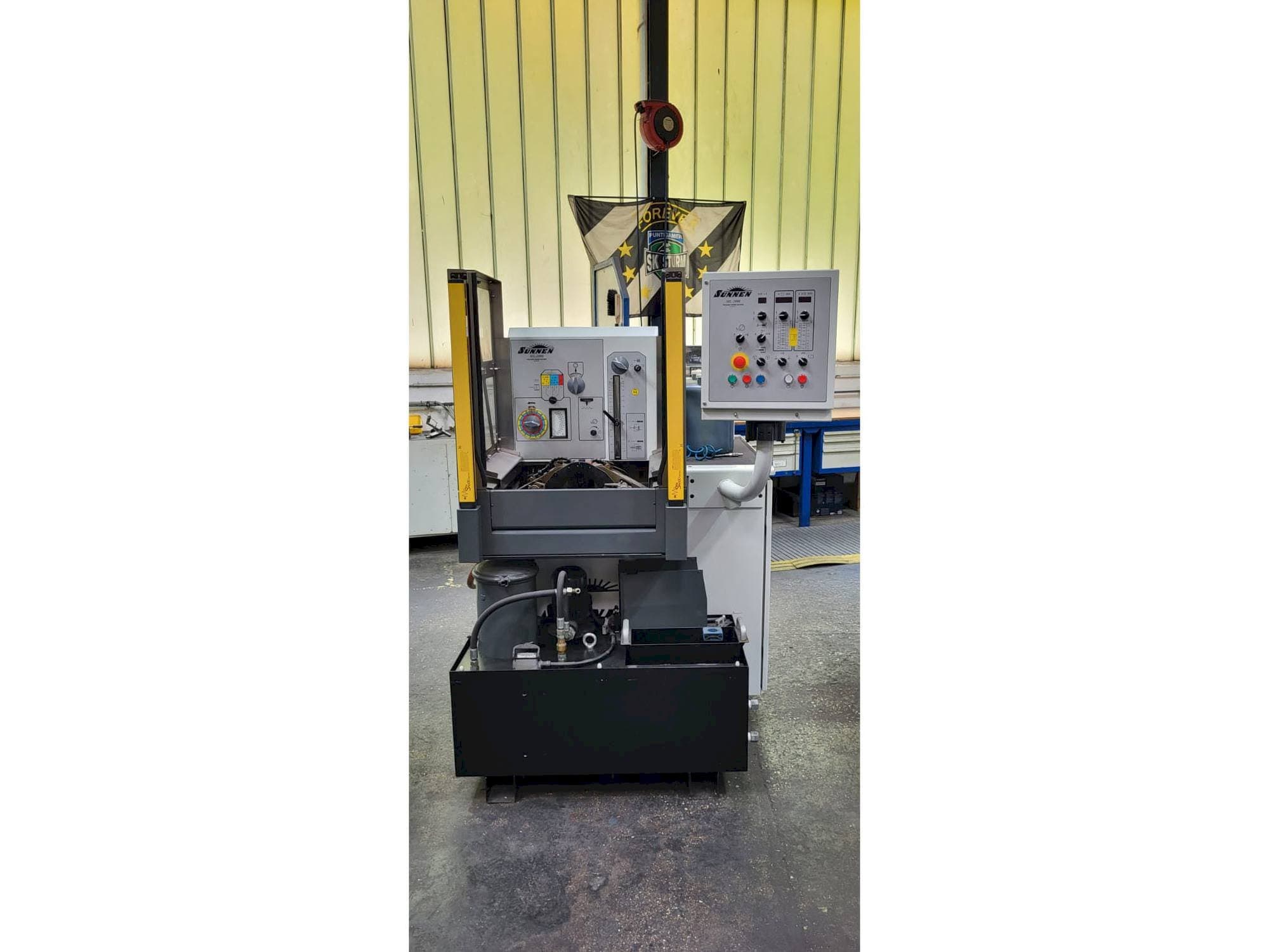 Čelní pohled na Sunnen ML-2000 stroj