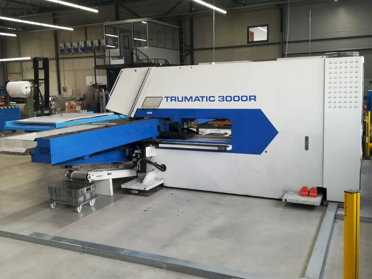 Čelní pohled na Trumpf Trumatic 3000R stroj