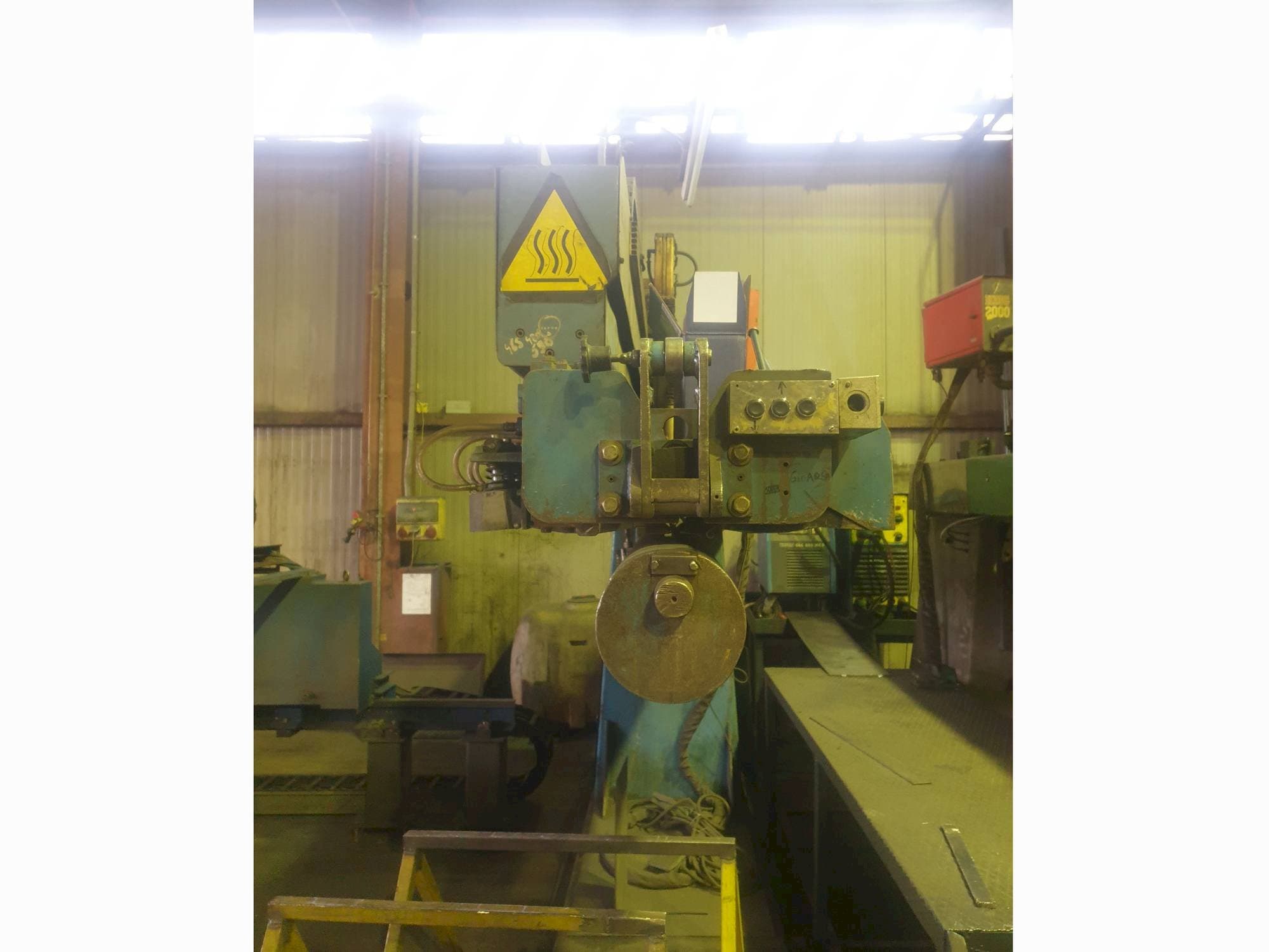 Čelní pohled na CLOOS CAL 120/30 stroj