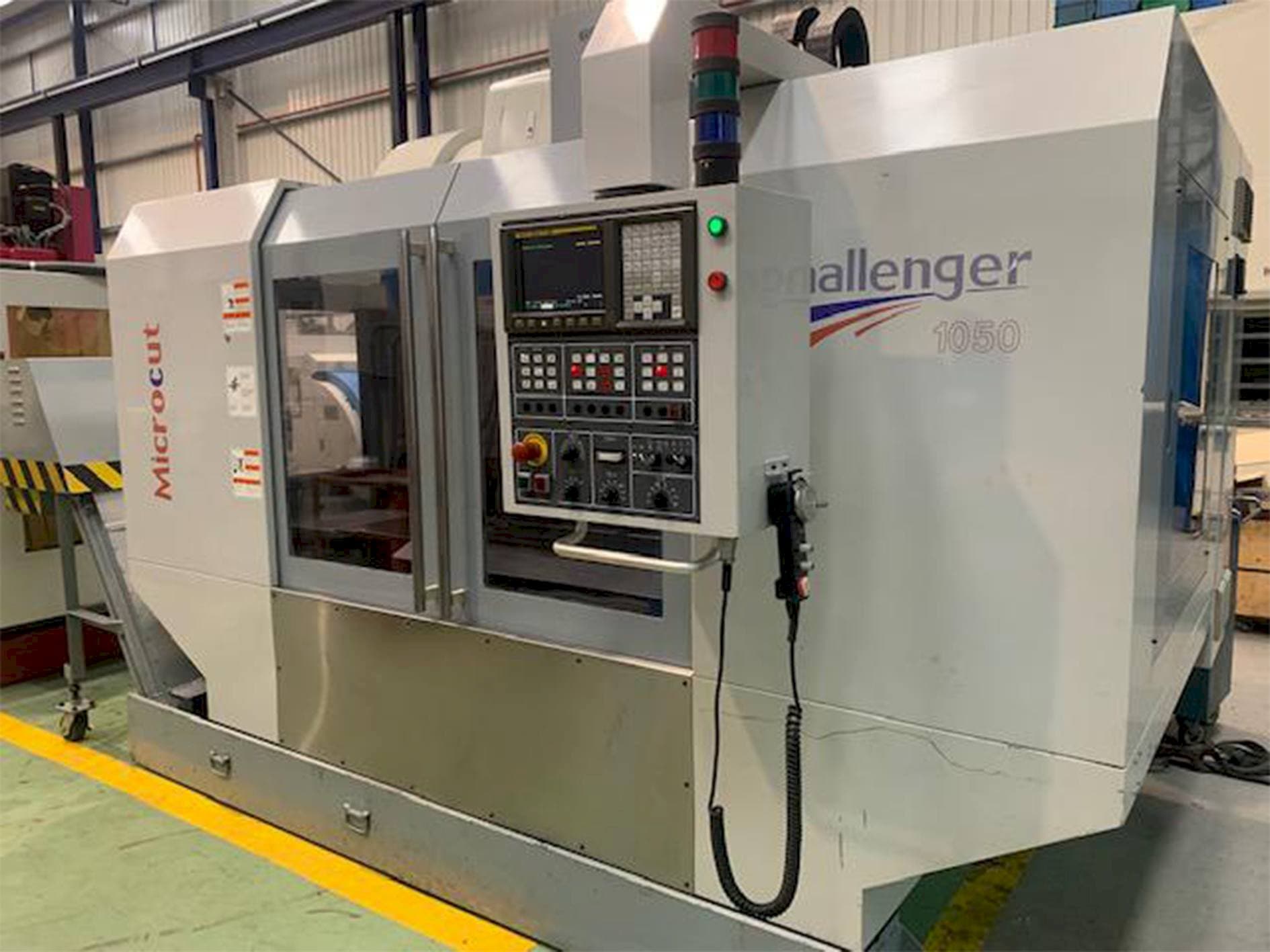 Čelní pohled na MICROCUT Challenger 1050 stroj