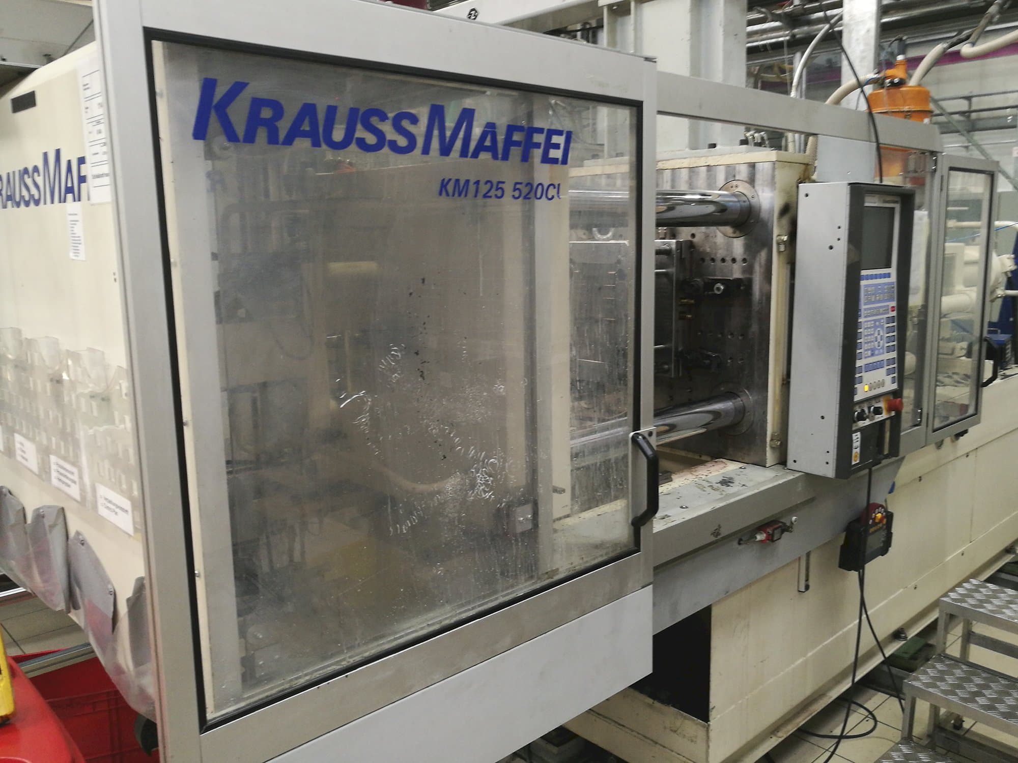 Čelní pohled na Krauss Maffei KM 125-520 C1 stroj